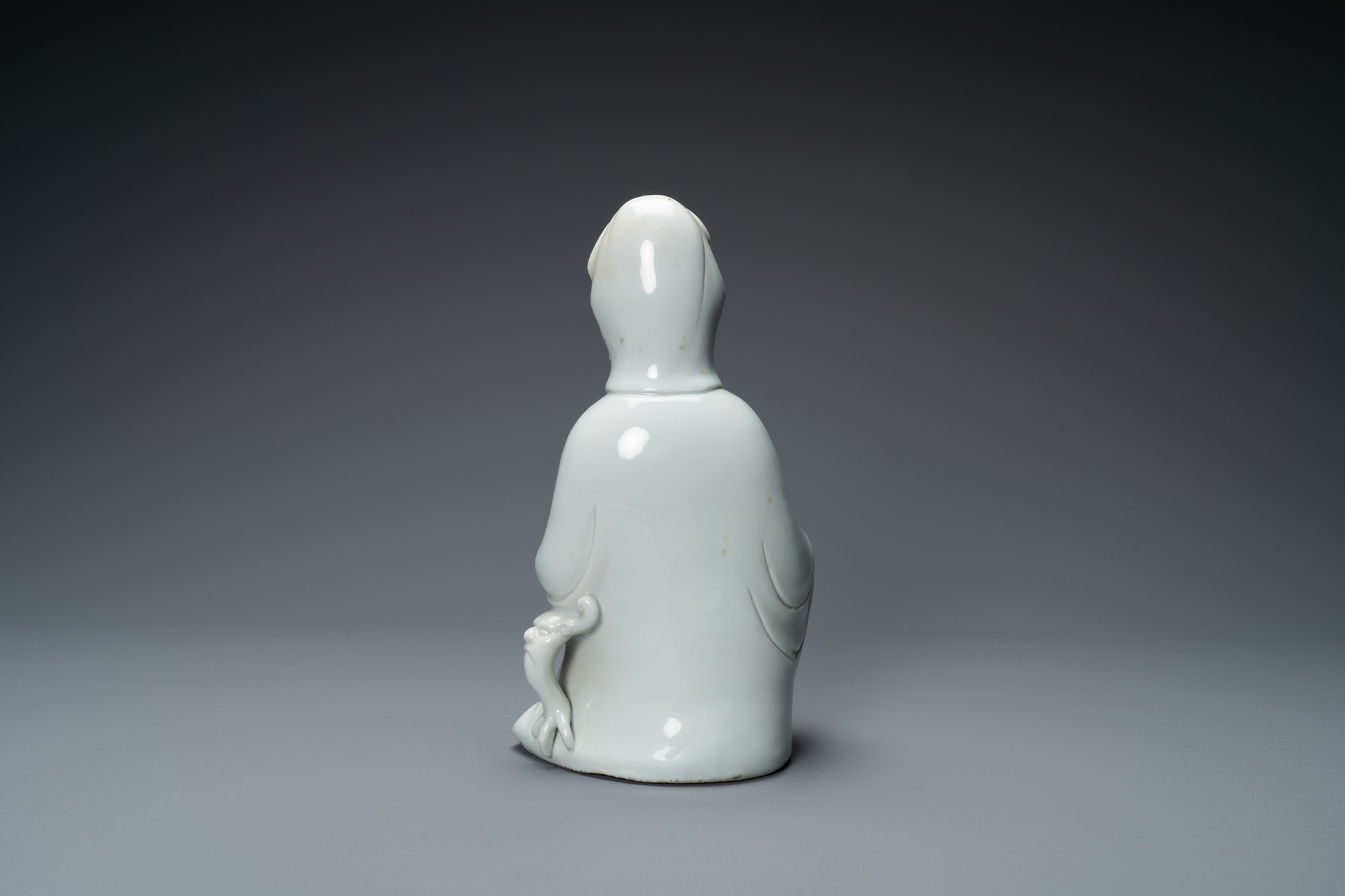 A Chinese Dehua blanc de Chine figure of Guanyin, 18/19th C. - Image 4 of 7