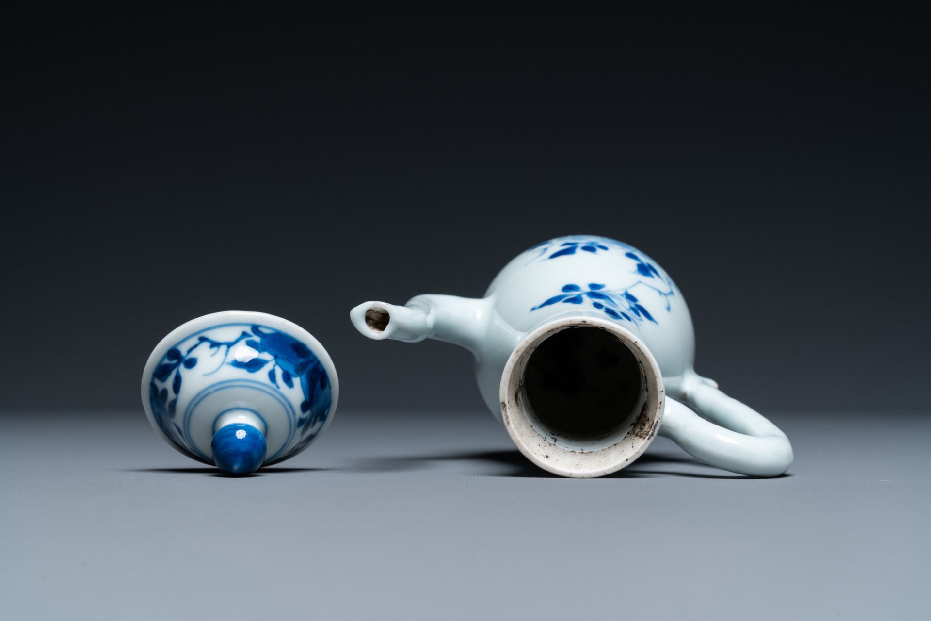 A Chinese blue and white ewer with floral design, Transitional period - Image 6 of 7
