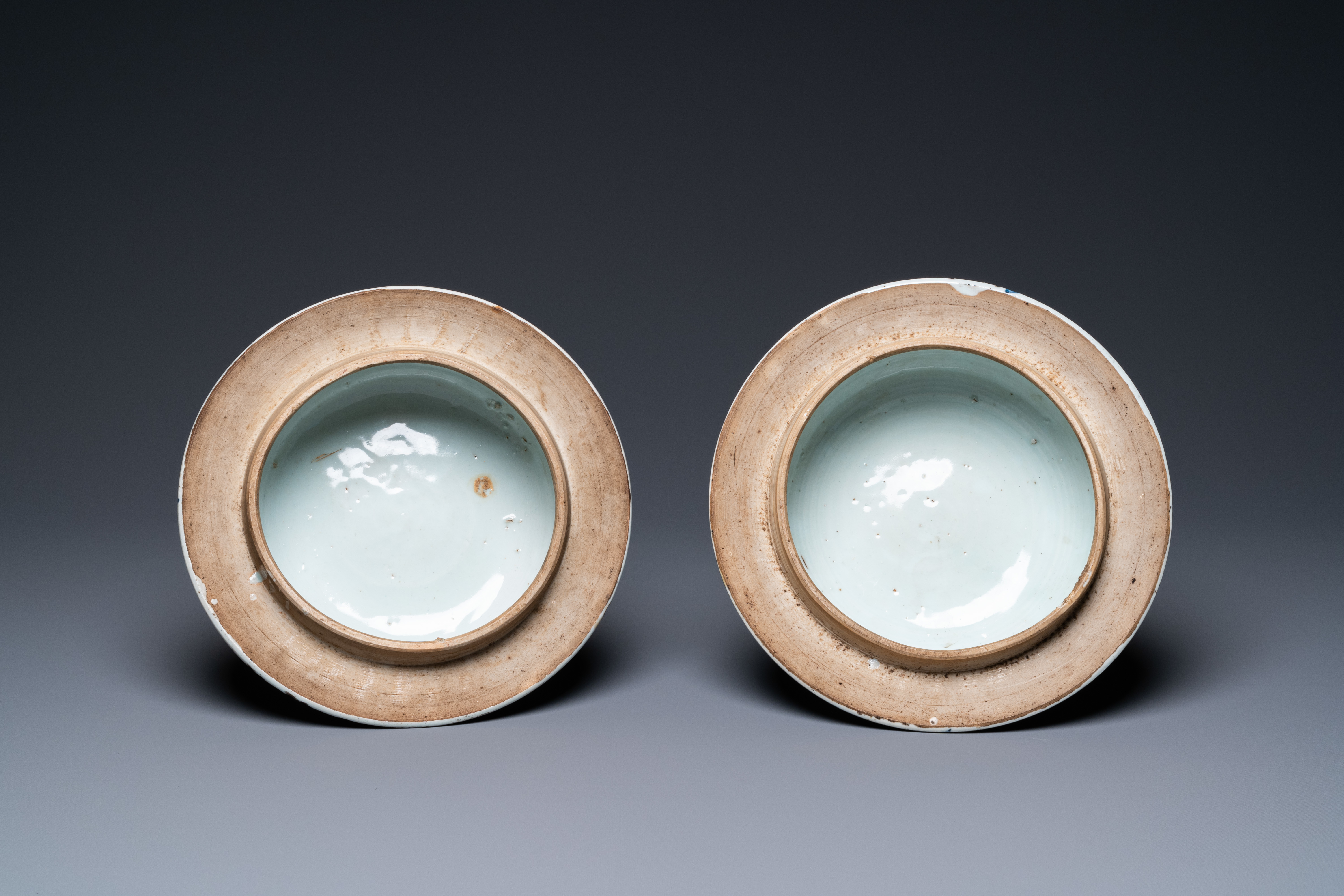 A pair of large Chinese gilded Imari-style vases and covers, Kangxi - Image 8 of 8