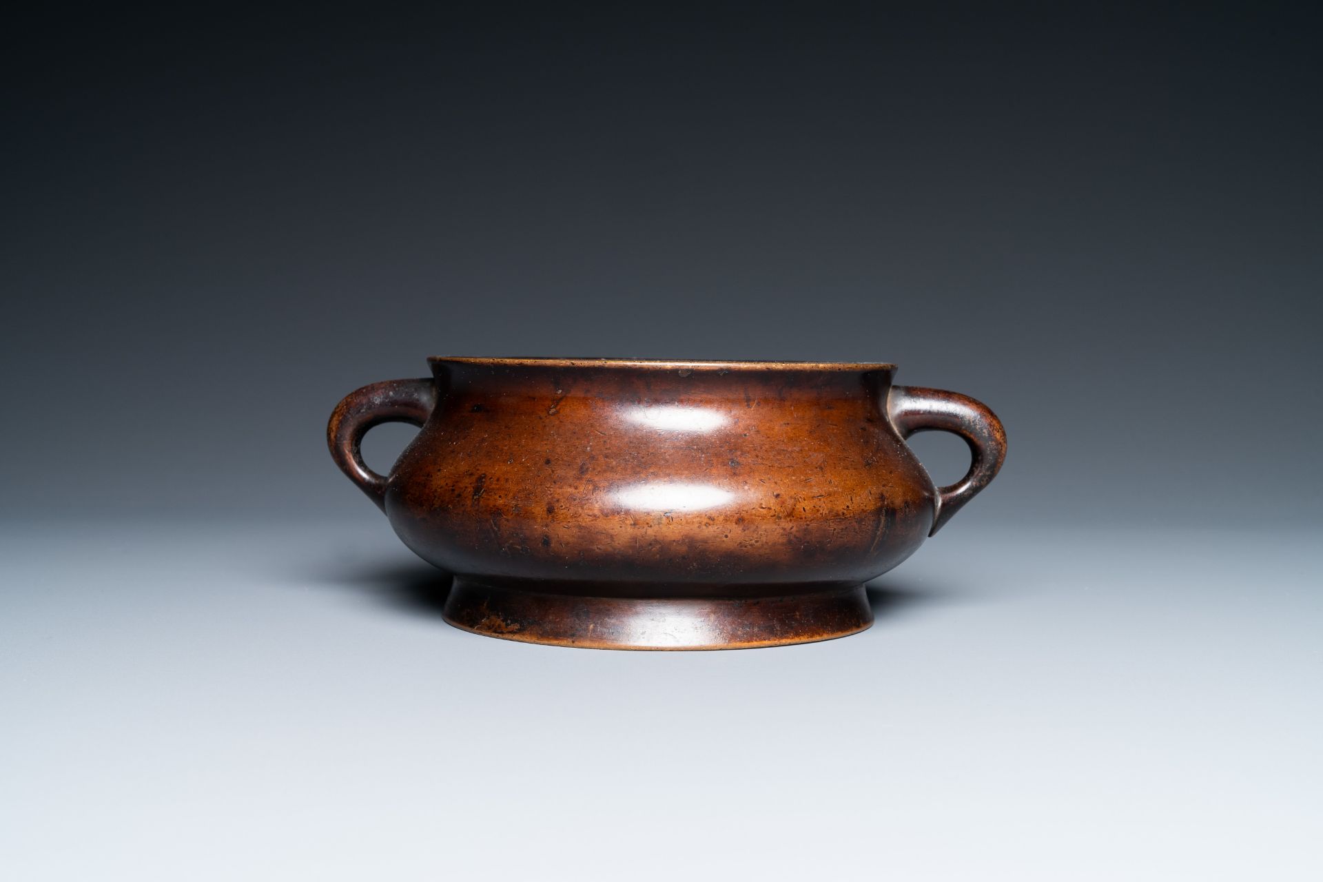 A Chinese bronze censer, Xuande mark, Kangxi - Image 2 of 7