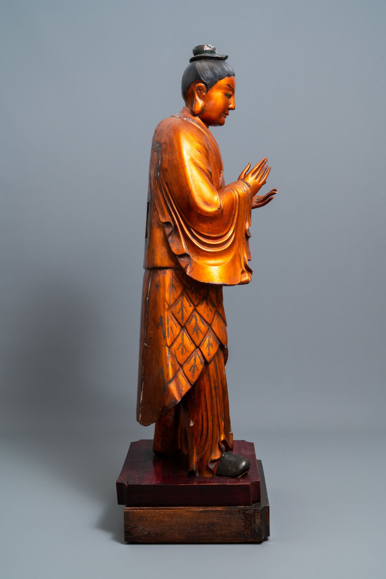 A massive Chinese gilded wooden figure of a standing male, 18/19th C. - Image 3 of 8