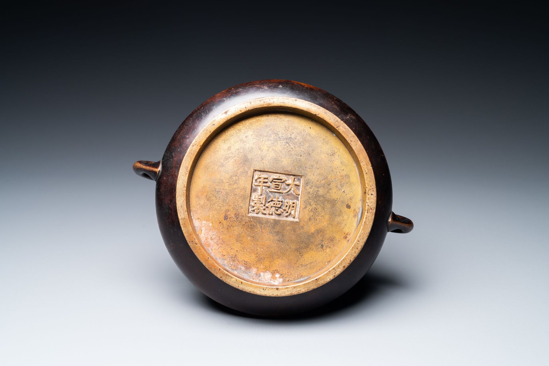 A Chinese bronze censer, Xuande mark, Kangxi - Image 7 of 7