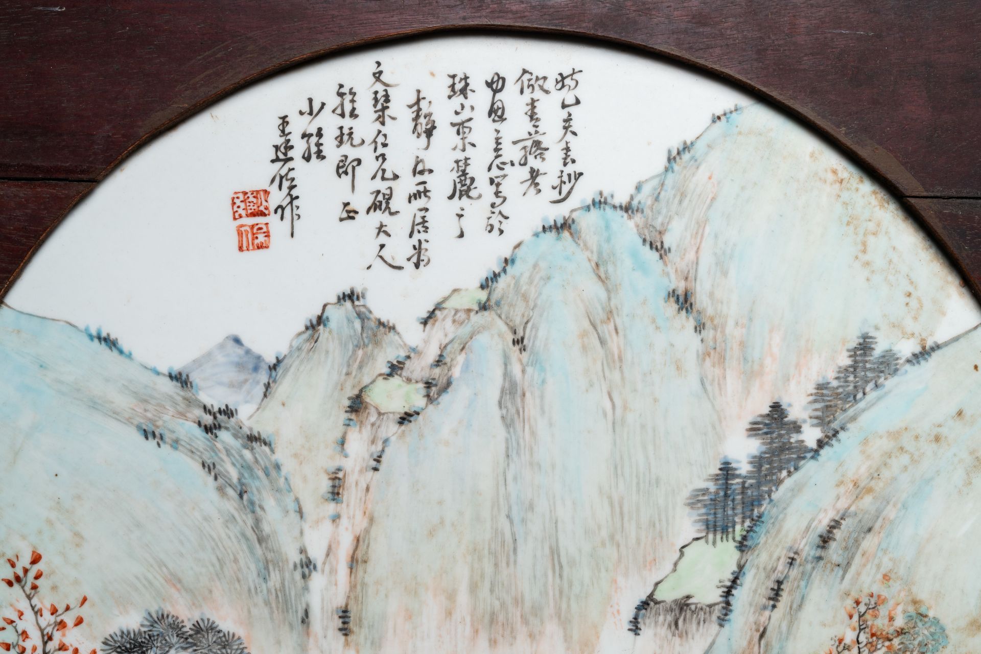 A round Chinese qianjiang cai 'landscape' plaque, signed Wang Shao Wei, 19th C. - Image 3 of 8