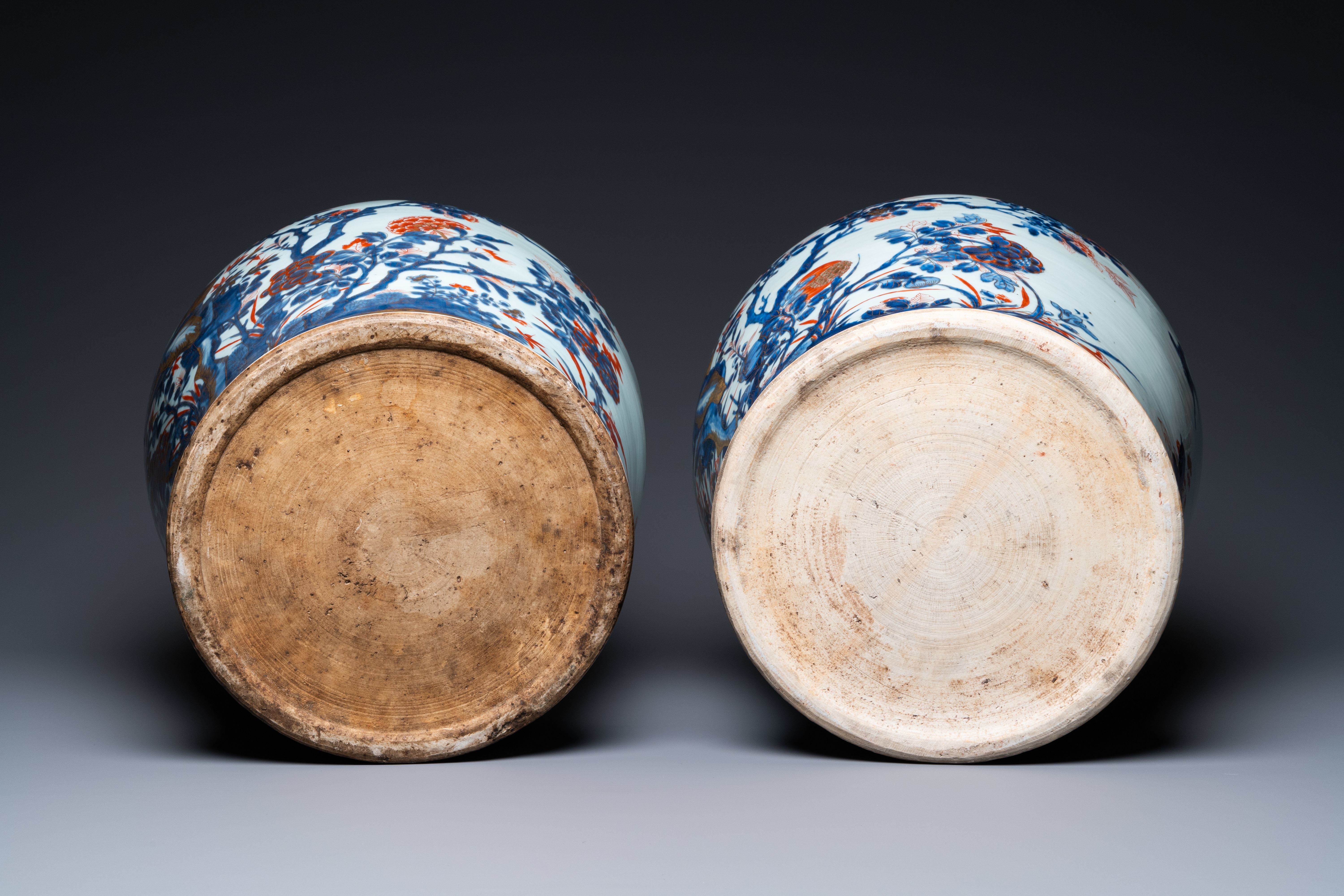 A pair of large Chinese gilded Imari-style vases and covers, Kangxi - Image 5 of 8