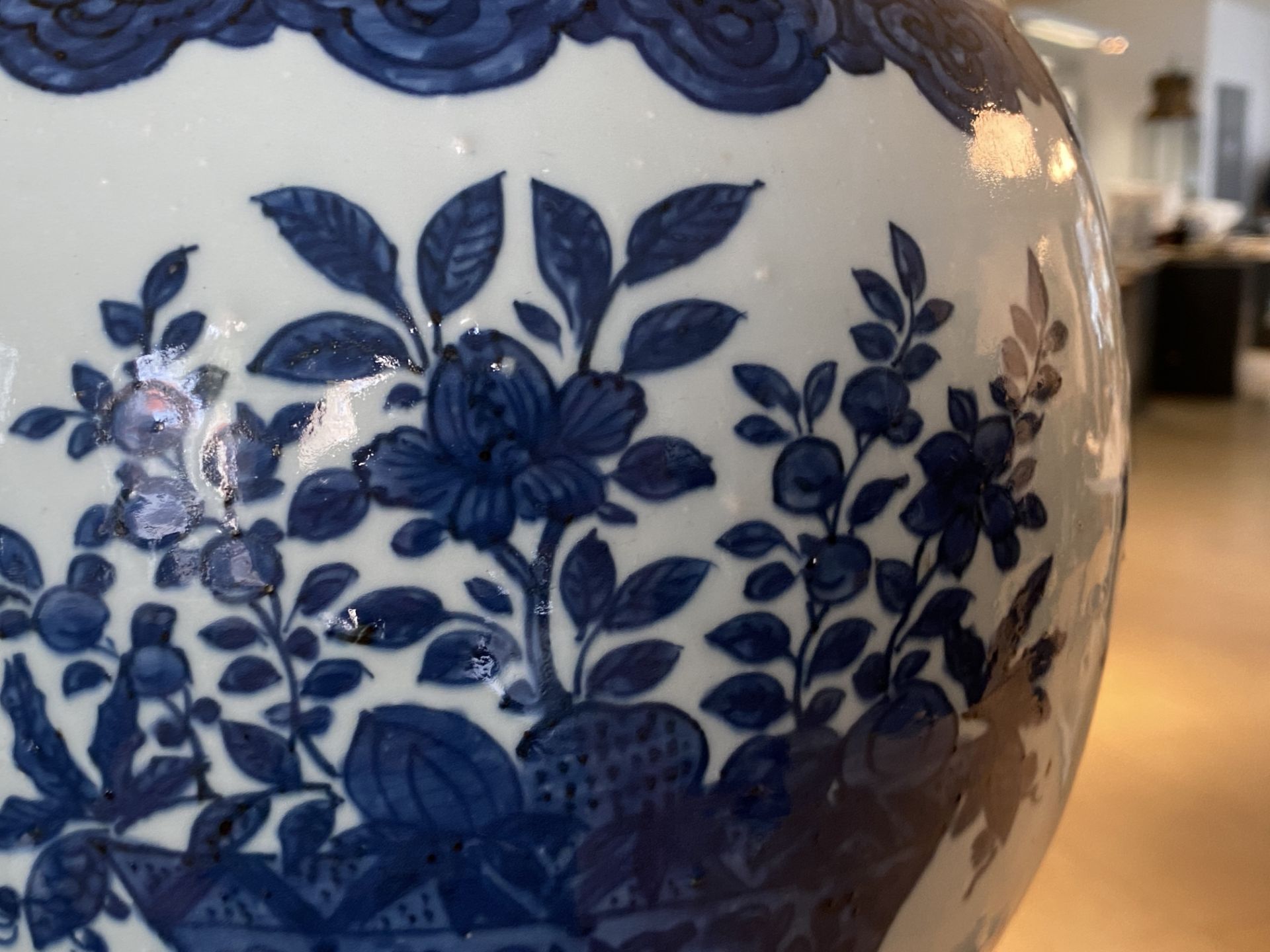 A large imperial Chinese blue and white 'zun' vase, Wanli mark and of the period - Image 22 of 48