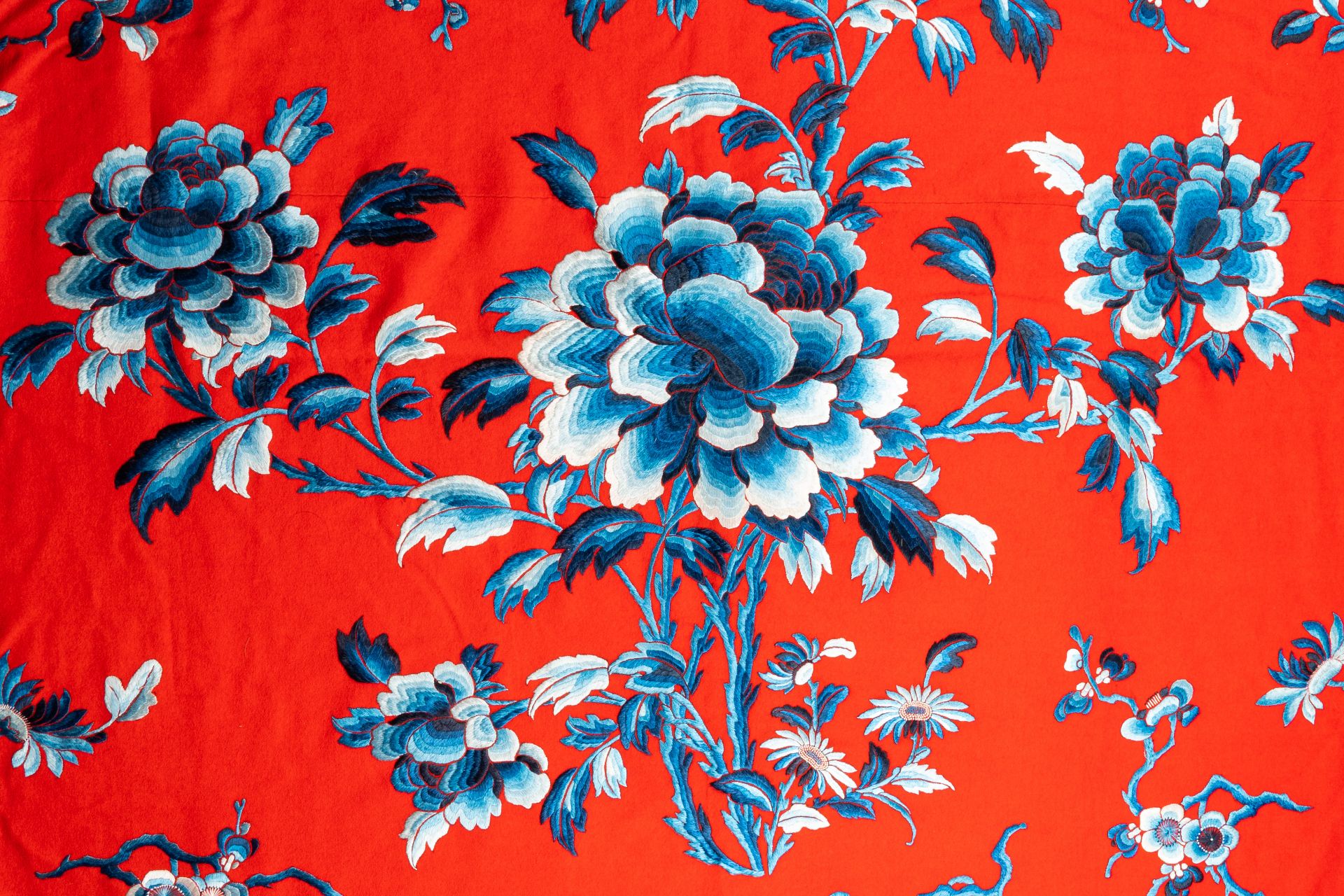 An exceptional Chinese red felt-ground silk embroidery of blue & white flowers & peaches, 18/19th C. - Image 7 of 9