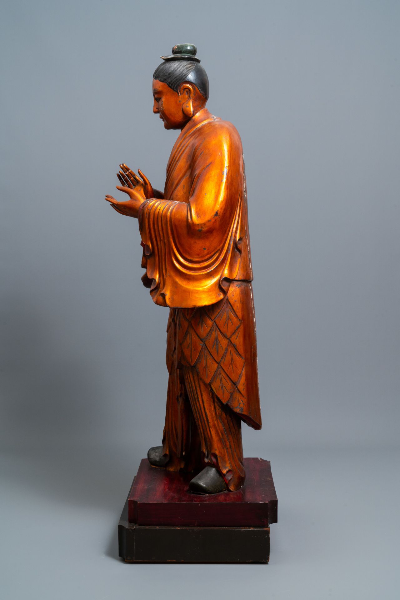 A massive Chinese gilded wooden figure of a standing male, 18/19th C. - Image 5 of 8