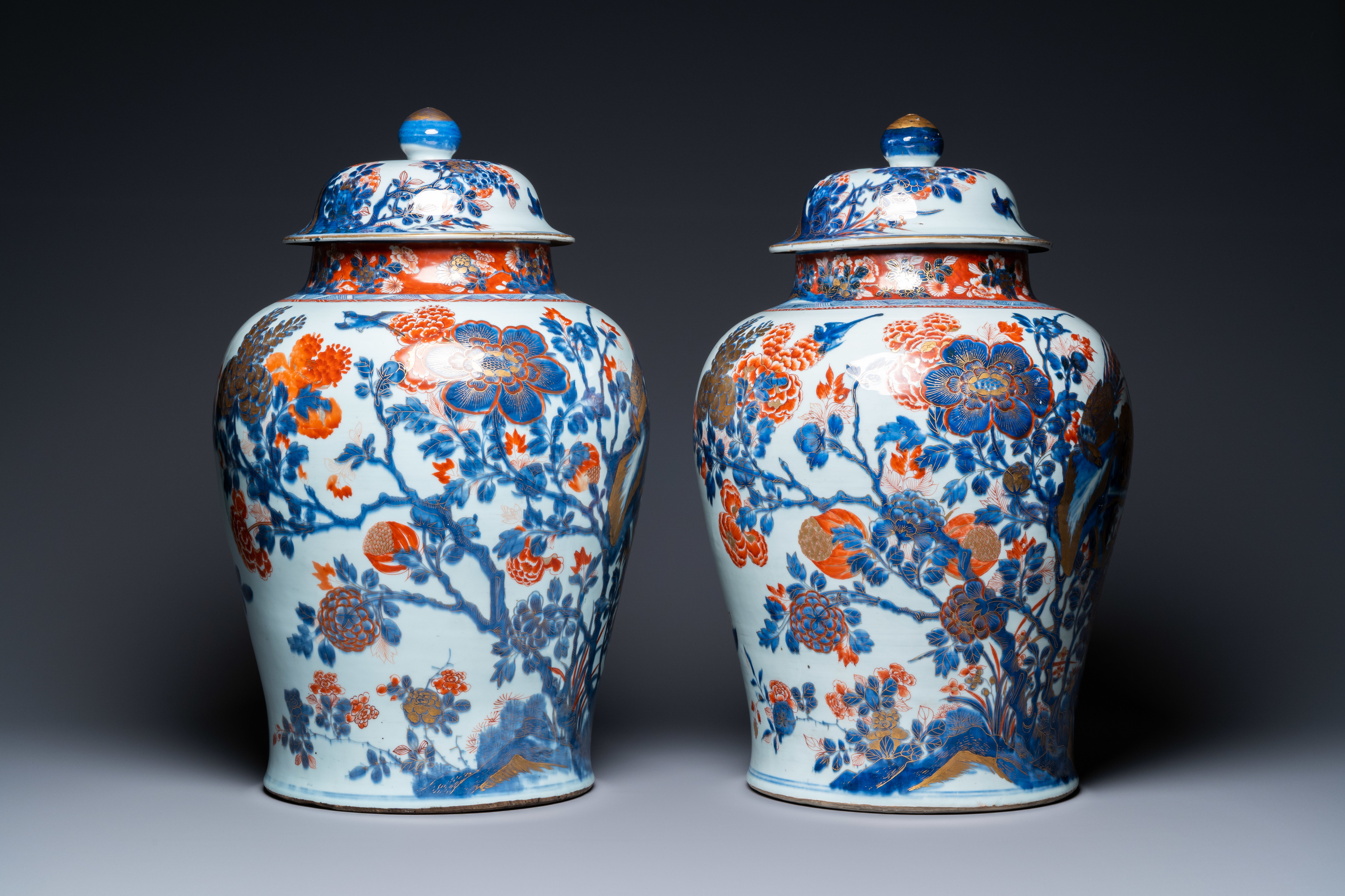 A pair of large Chinese gilded Imari-style vases and covers, Kangxi - Image 2 of 8