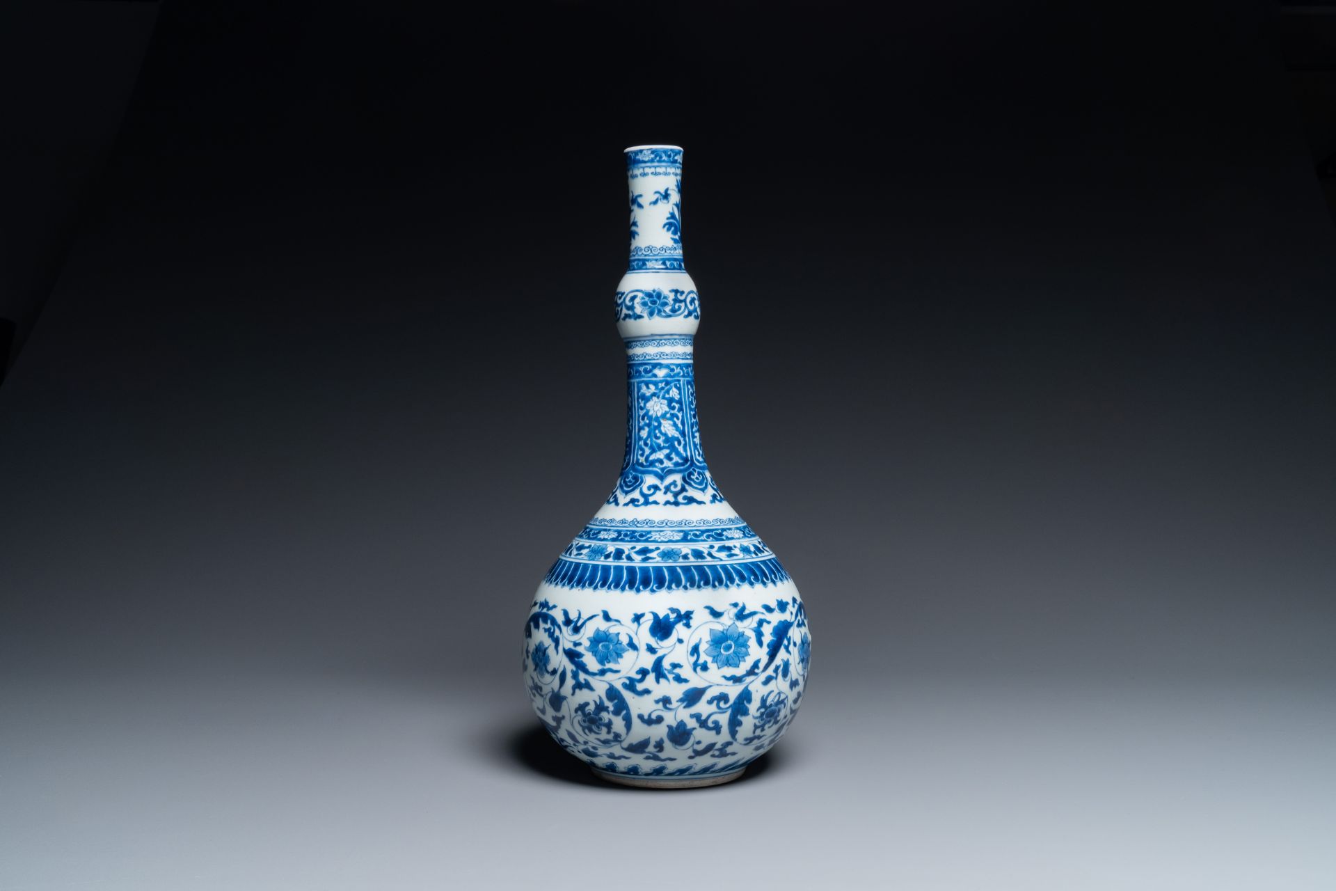 A Chinese blue and white bottle vase in Transitional style, Kangxi - Image 4 of 7