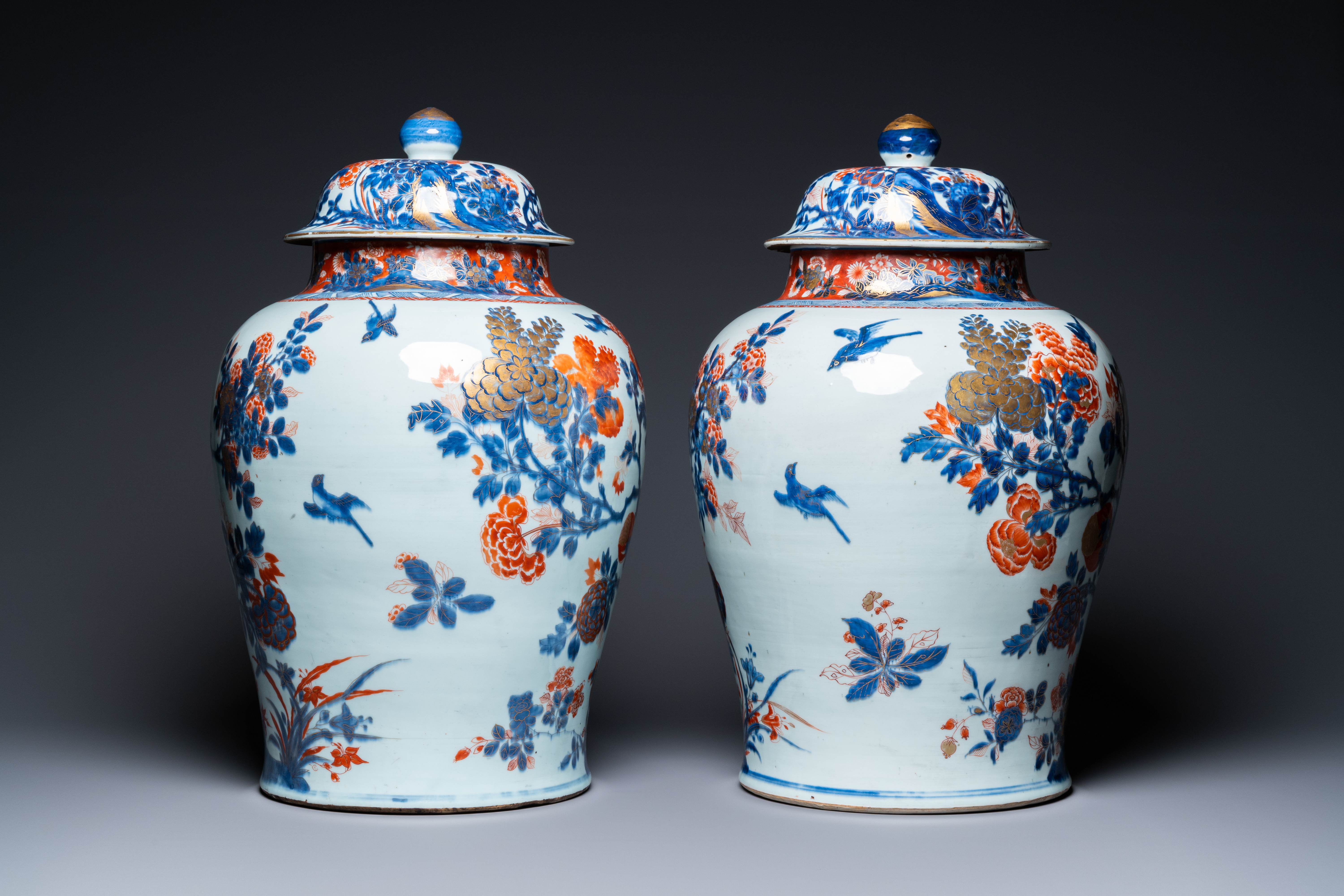 A pair of large Chinese gilded Imari-style vases and covers, Kangxi - Image 3 of 8