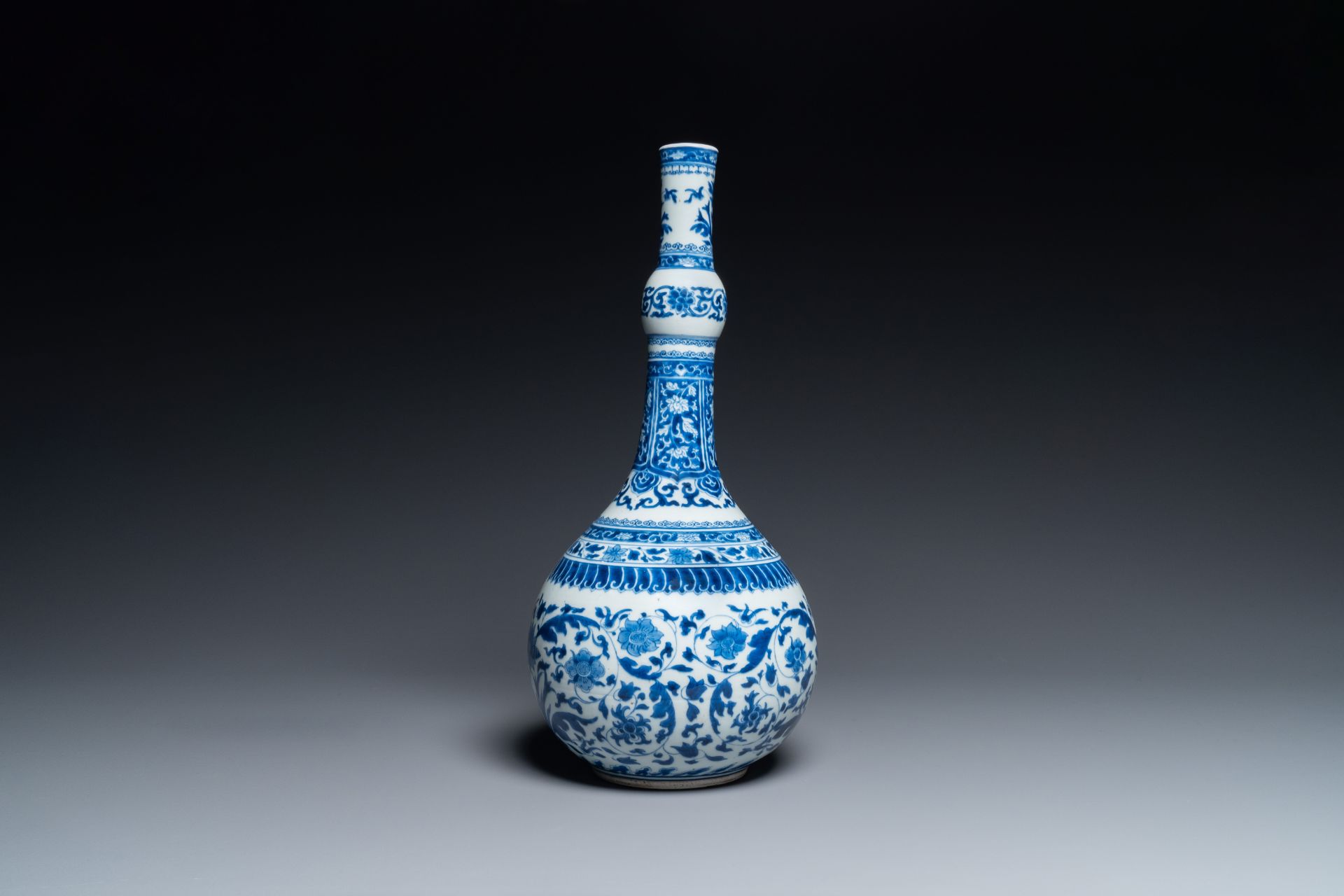 A Chinese blue and white bottle vase in Transitional style, Kangxi - Image 2 of 7