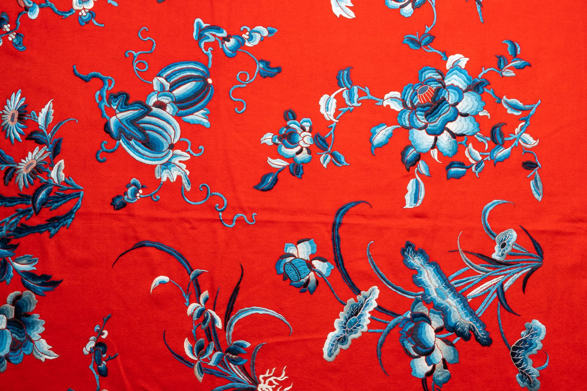 An exceptional Chinese red felt-ground silk embroidery of blue & white flowers & peaches, 18/19th C. - Image 8 of 9