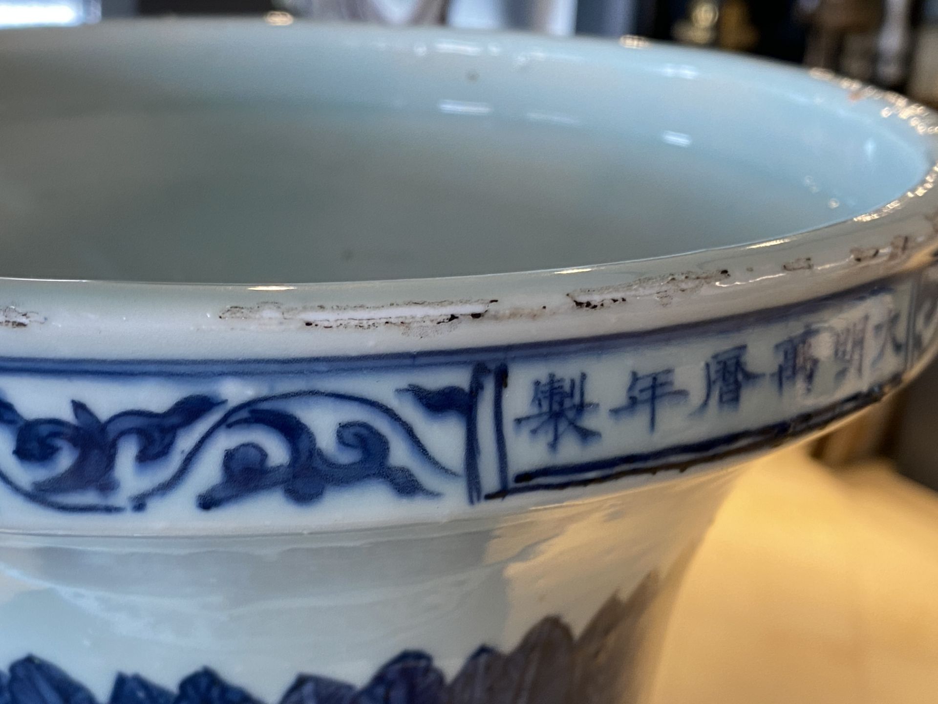 A large imperial Chinese blue and white 'zun' vase, Wanli mark and of the period - Image 10 of 48