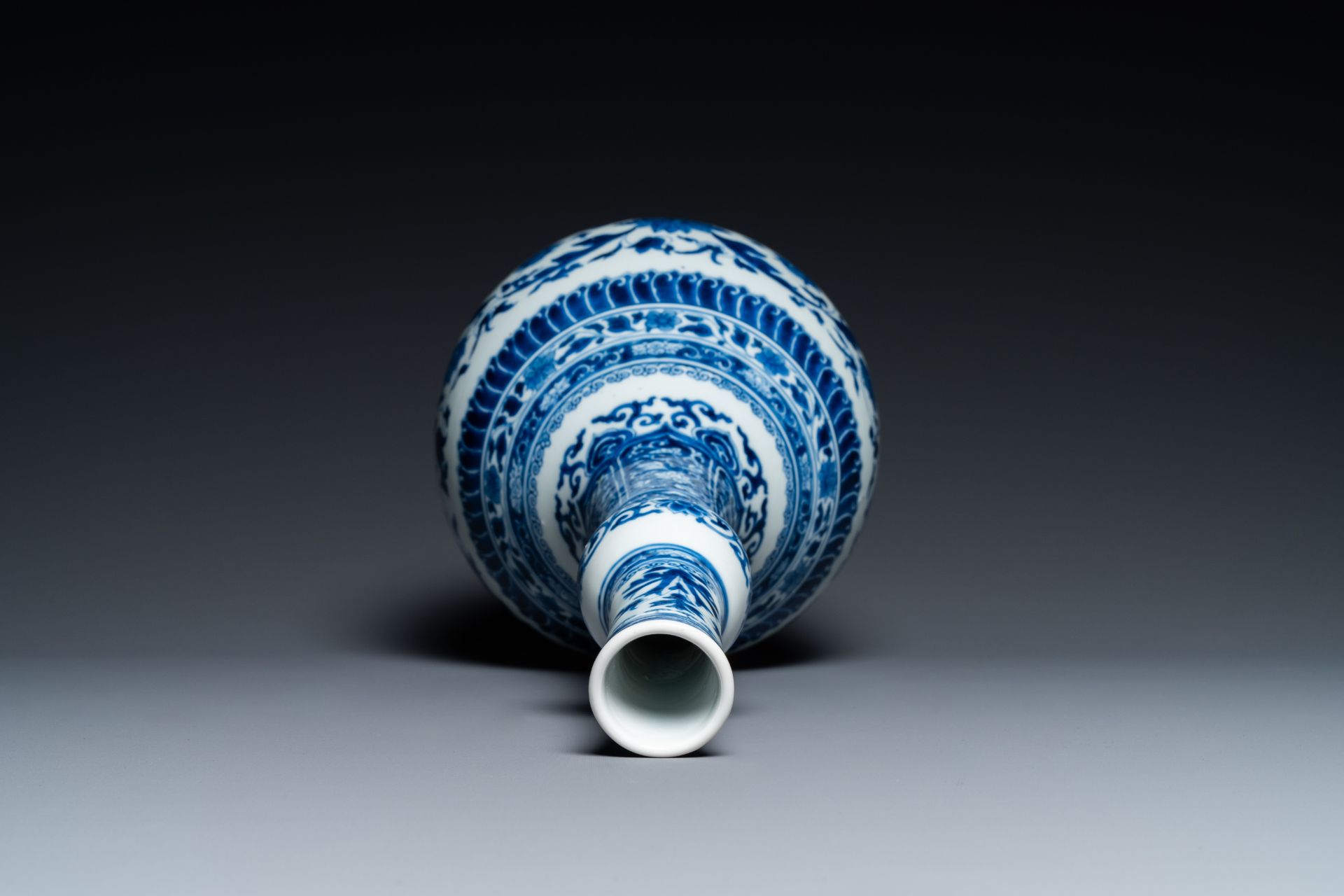 A Chinese blue and white bottle vase in Transitional style, Kangxi - Image 6 of 7