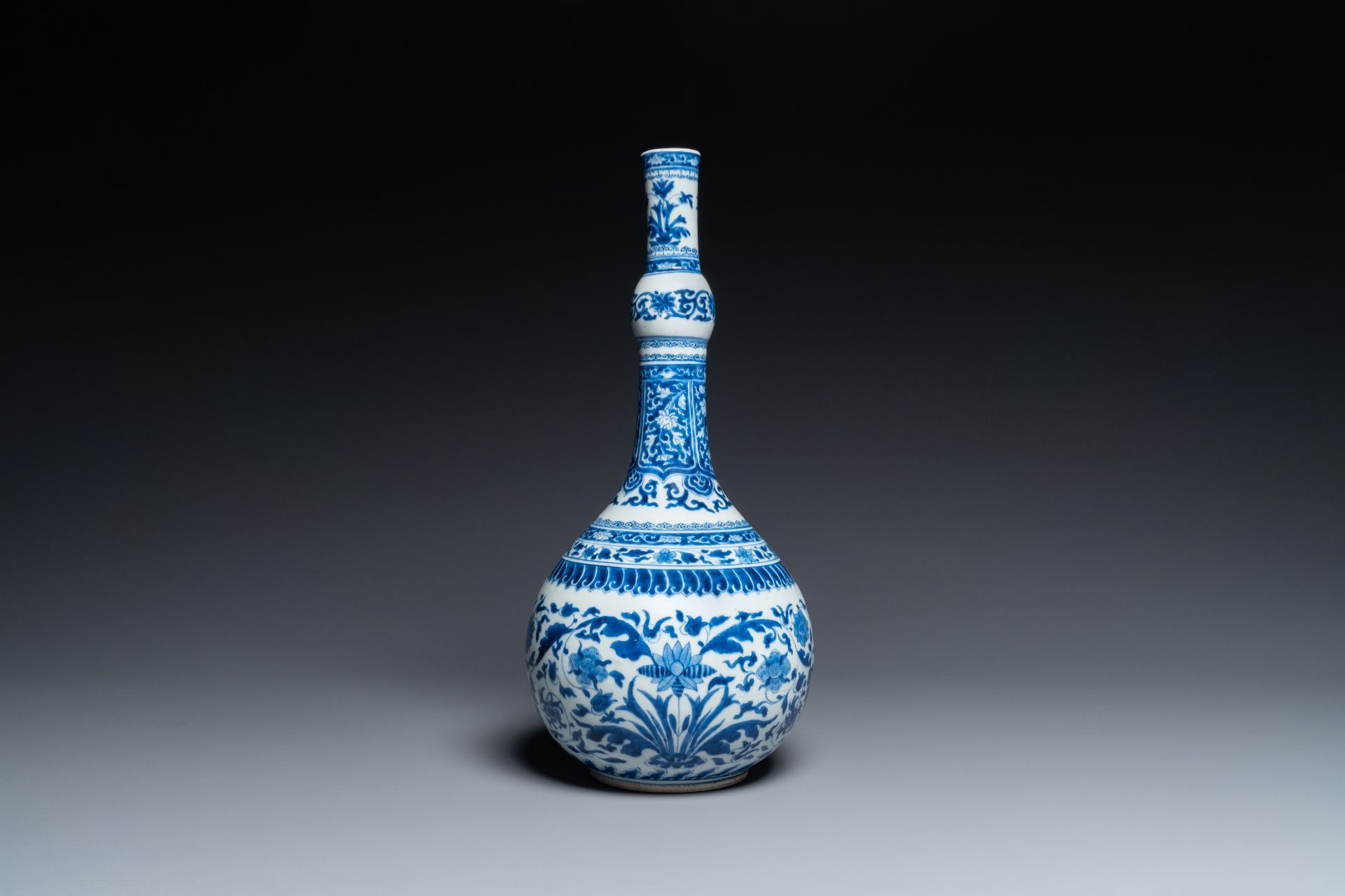 A Chinese blue and white bottle vase in Transitional style, Kangxi - Image 5 of 7
