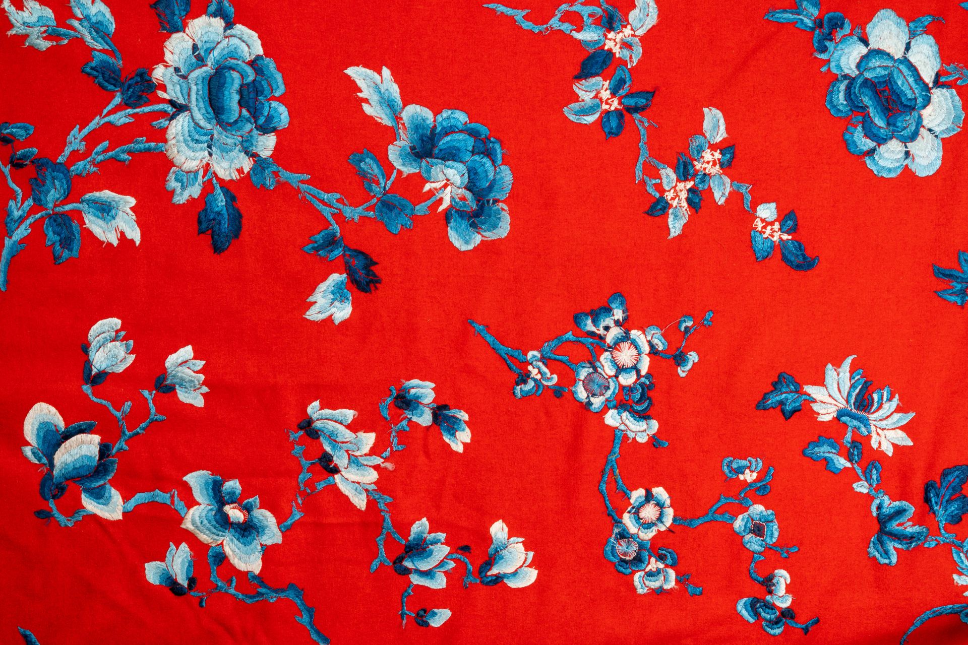 An exceptional Chinese red felt-ground silk embroidery of blue & white flowers & peaches, 18/19th C. - Image 6 of 9