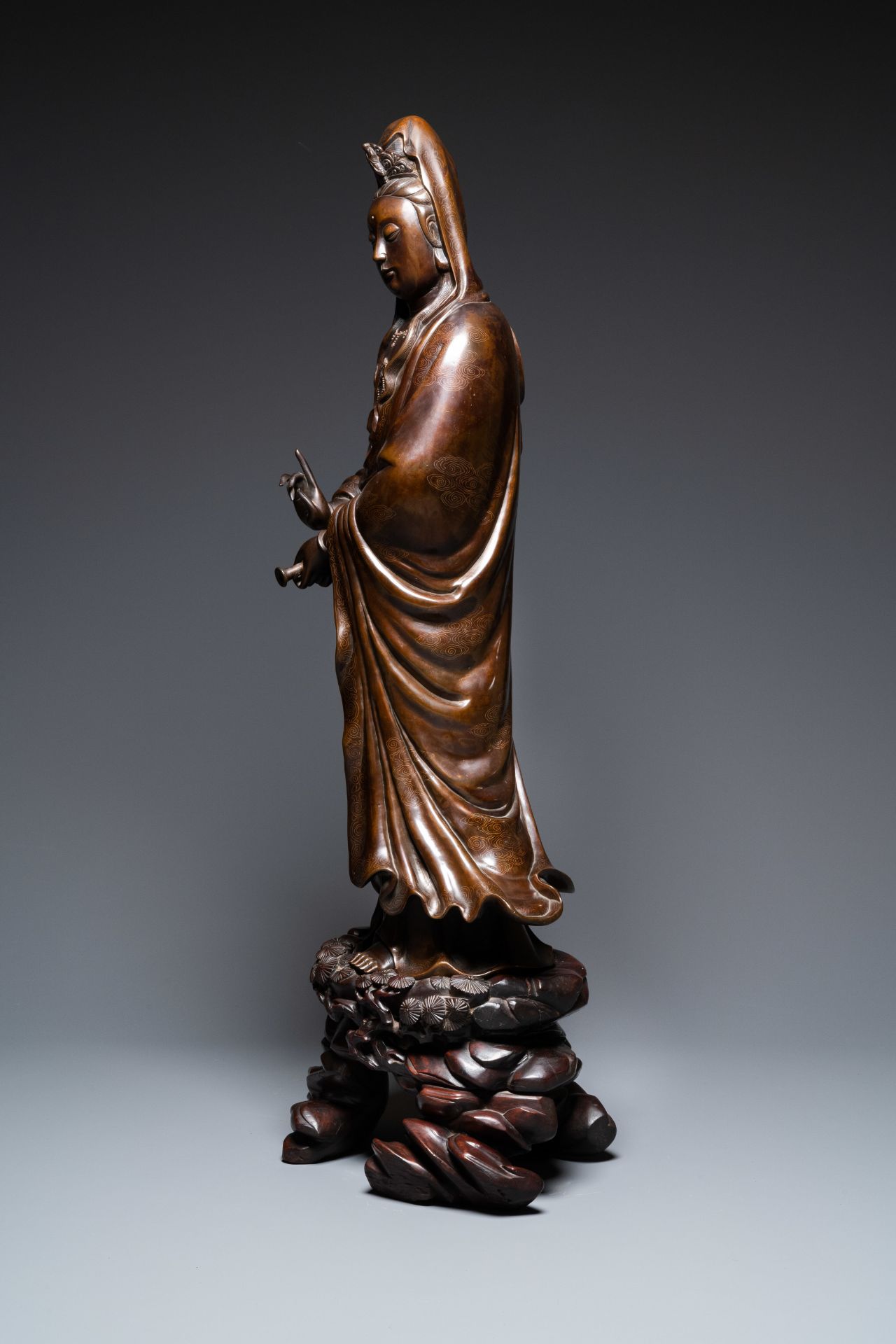 An exceptionally large Chinese silver-inlaid bronze figure of Guanyin, Yutang Shi Sou mark, Qing - Image 5 of 8