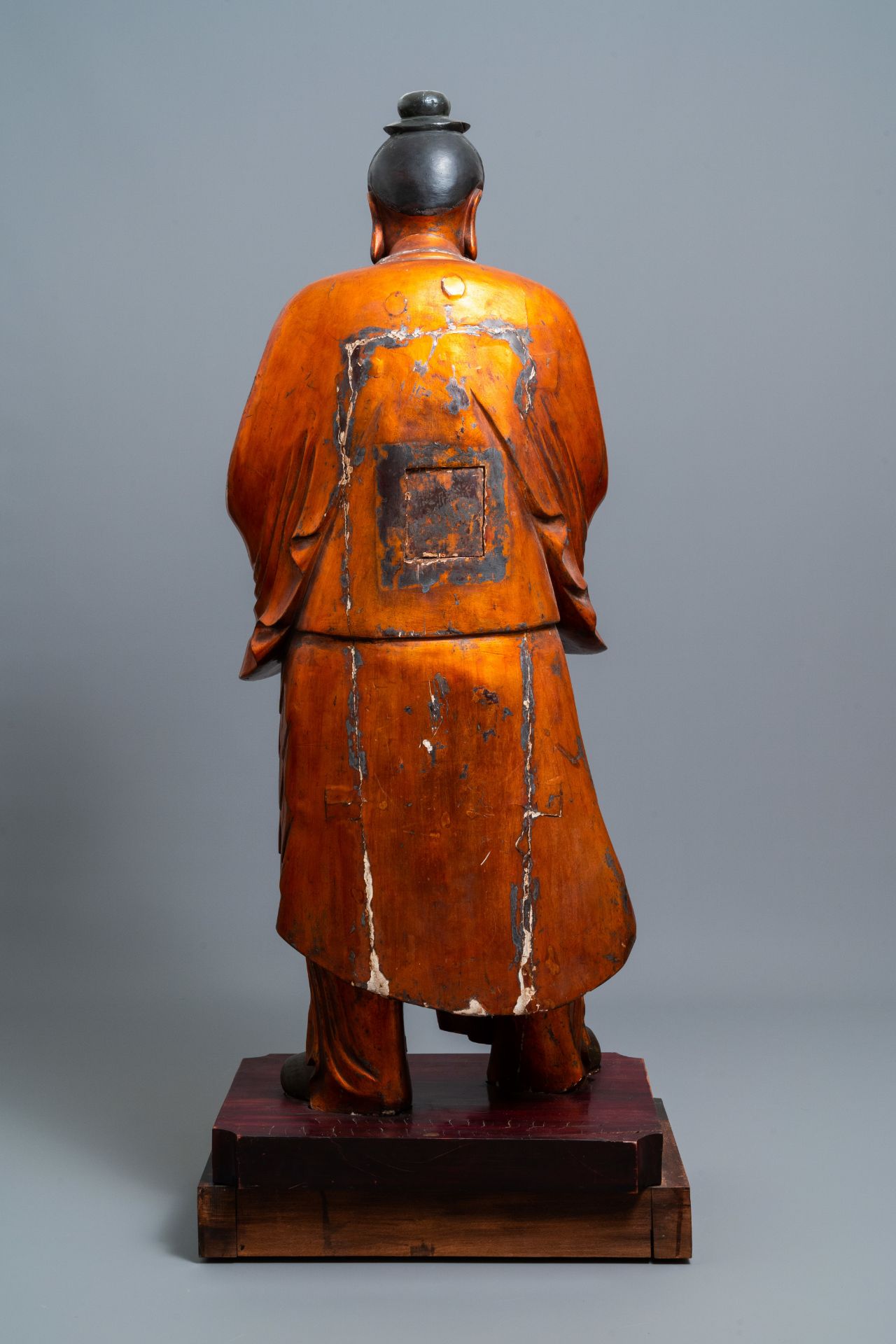 A massive Chinese gilded wooden figure of a standing male, 18/19th C. - Image 4 of 8