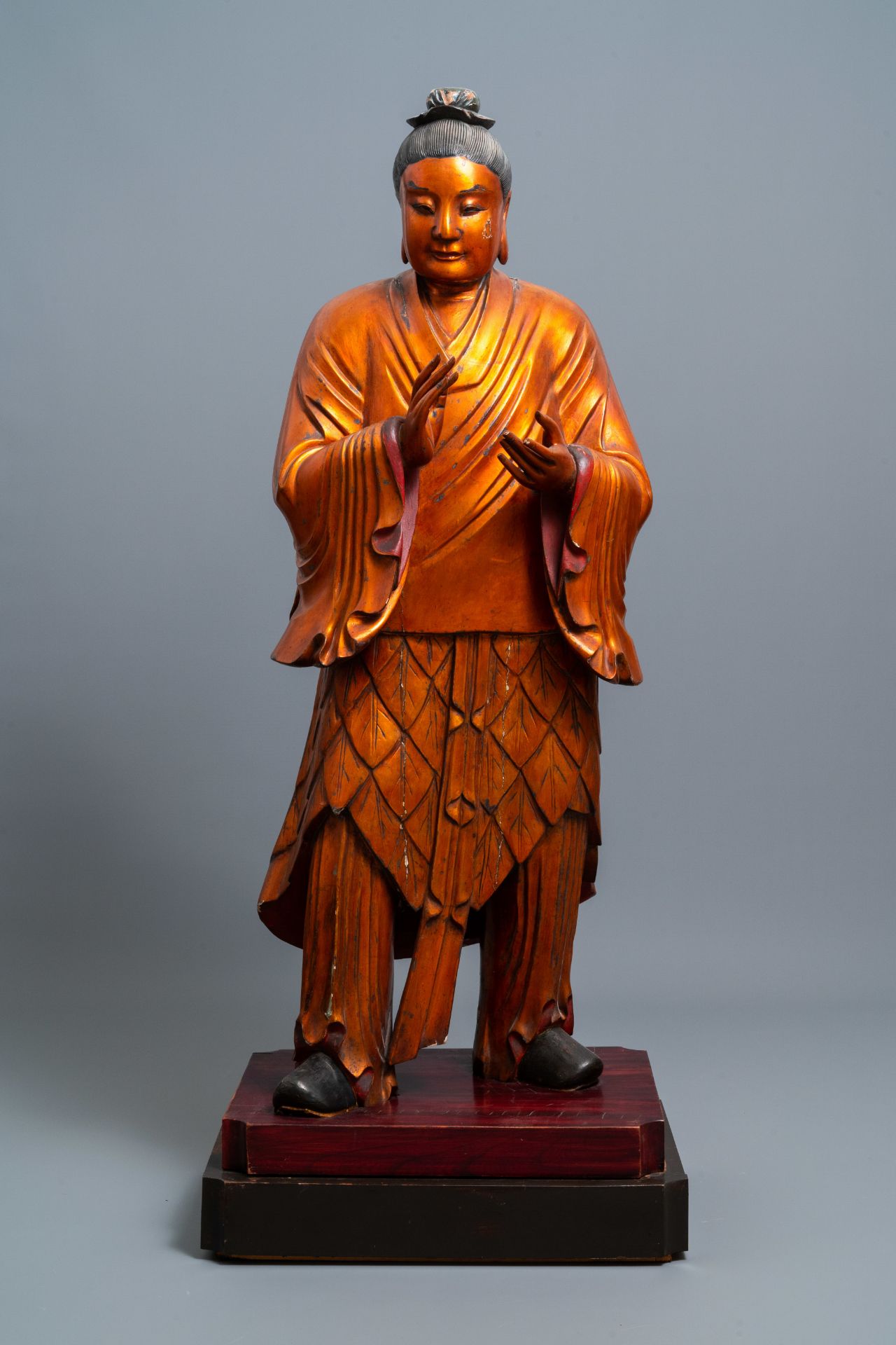 A massive Chinese gilded wooden figure of a standing male, 18/19th C. - Image 2 of 8