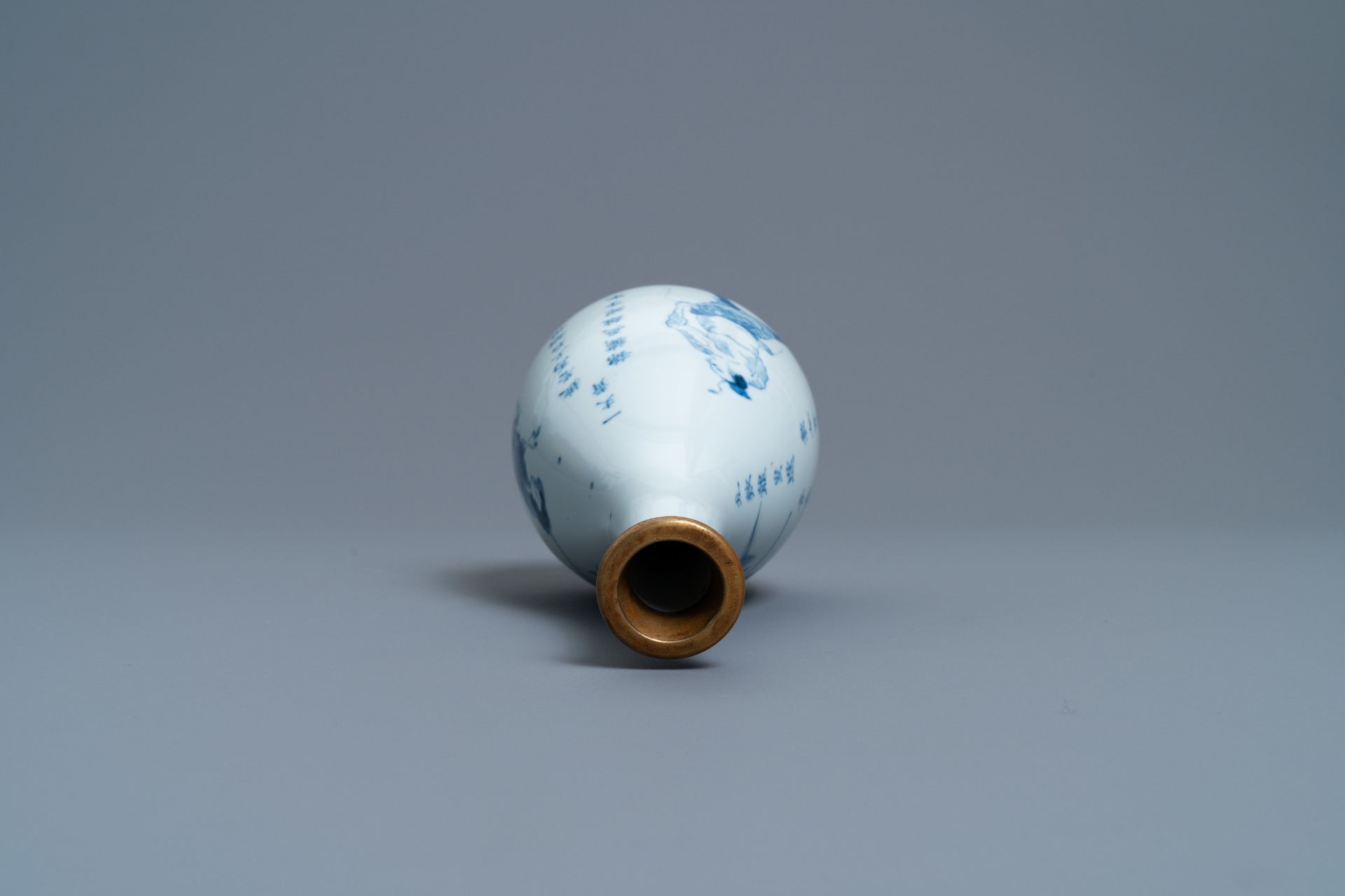 A Chinese blue and white pear-shaped 'Shuihu Zhuan' vase, Shunzhi/Kangxi - Image 7 of 8