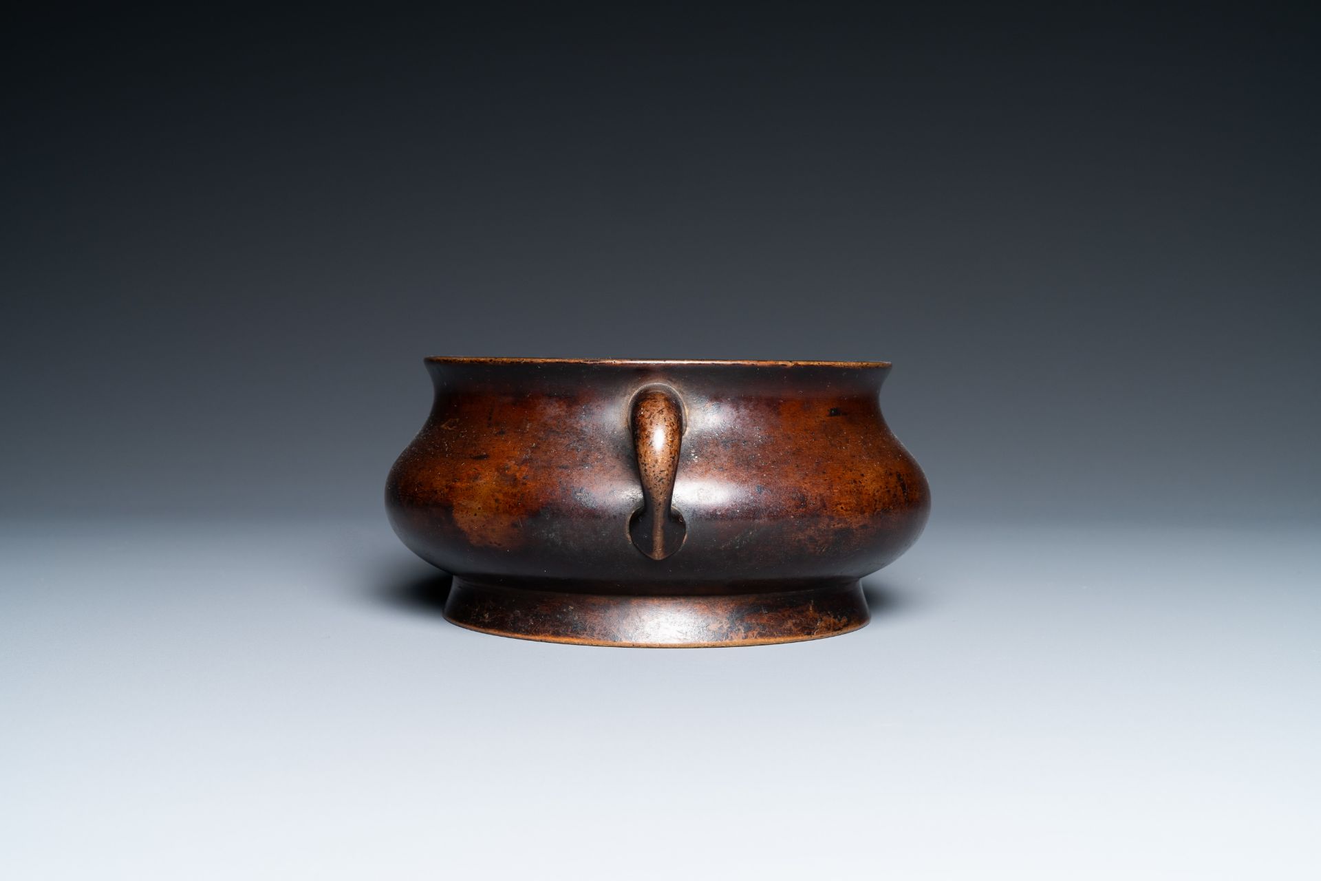 A Chinese bronze censer, Xuande mark, Kangxi - Image 5 of 7