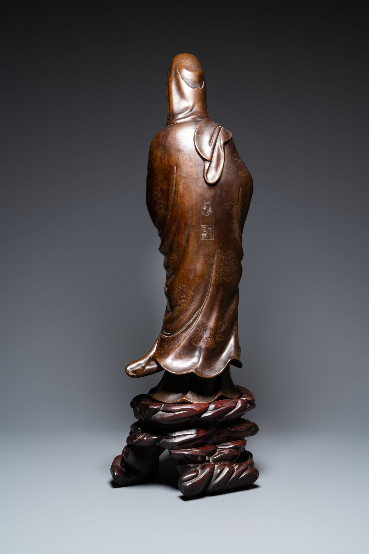 An exceptionally large Chinese silver-inlaid bronze figure of Guanyin, Yutang Shi Sou mark, Qing - Image 4 of 8
