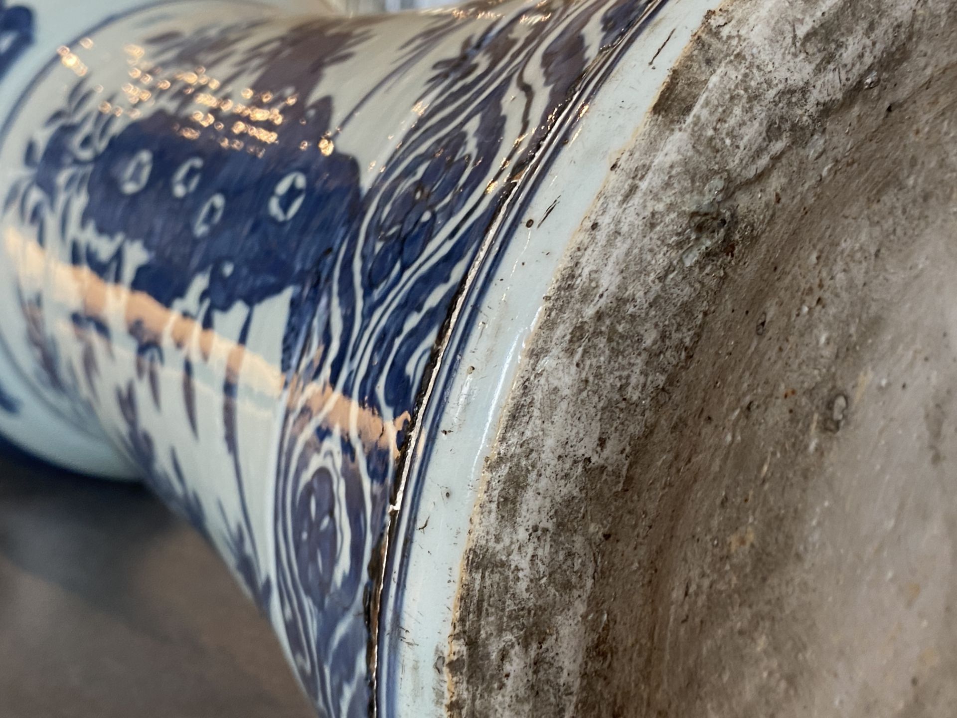 A large imperial Chinese blue and white 'zun' vase, Wanli mark and of the period - Image 37 of 48