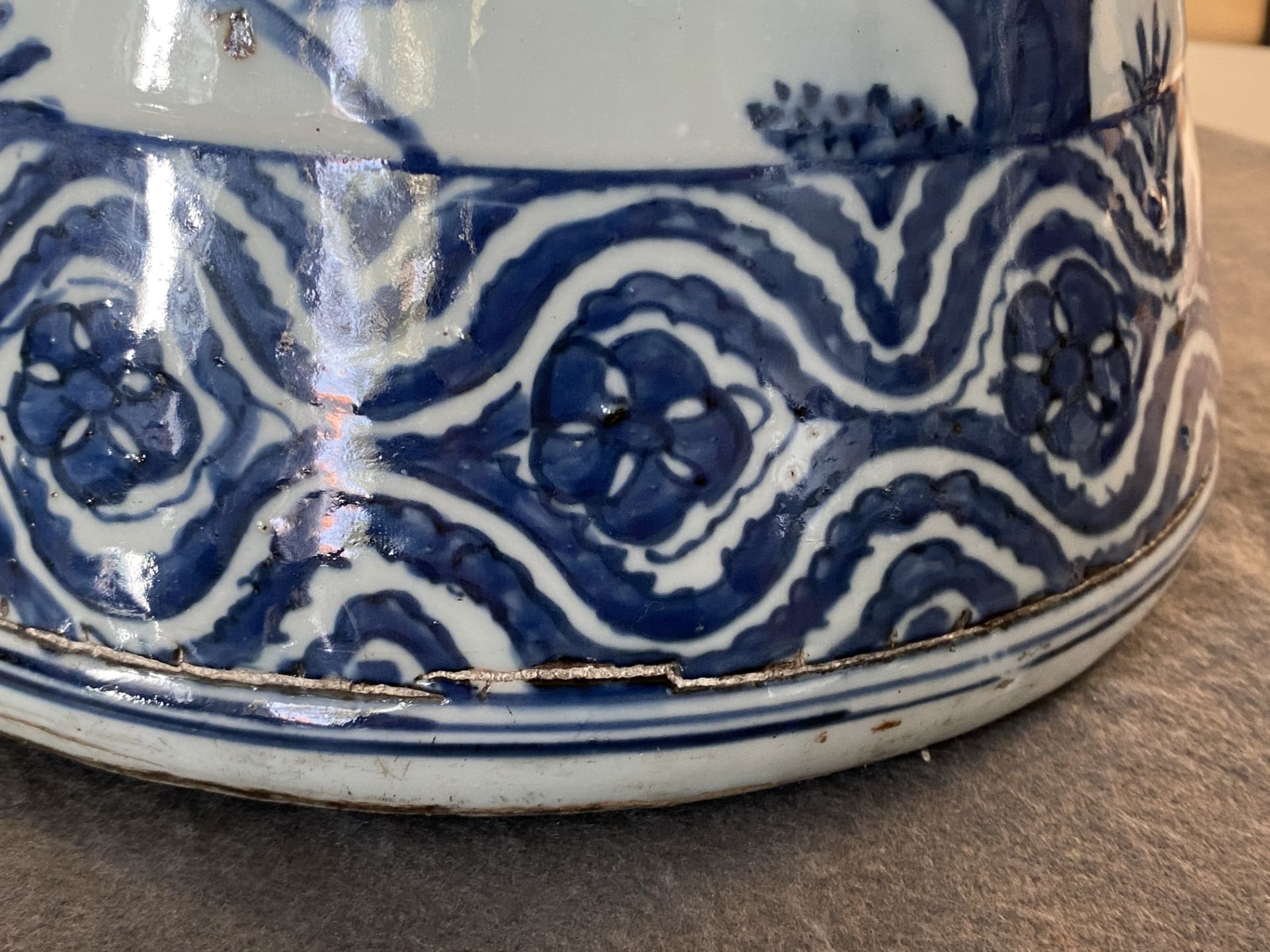 A large imperial Chinese blue and white 'zun' vase, Wanli mark and of the period - Image 29 of 48