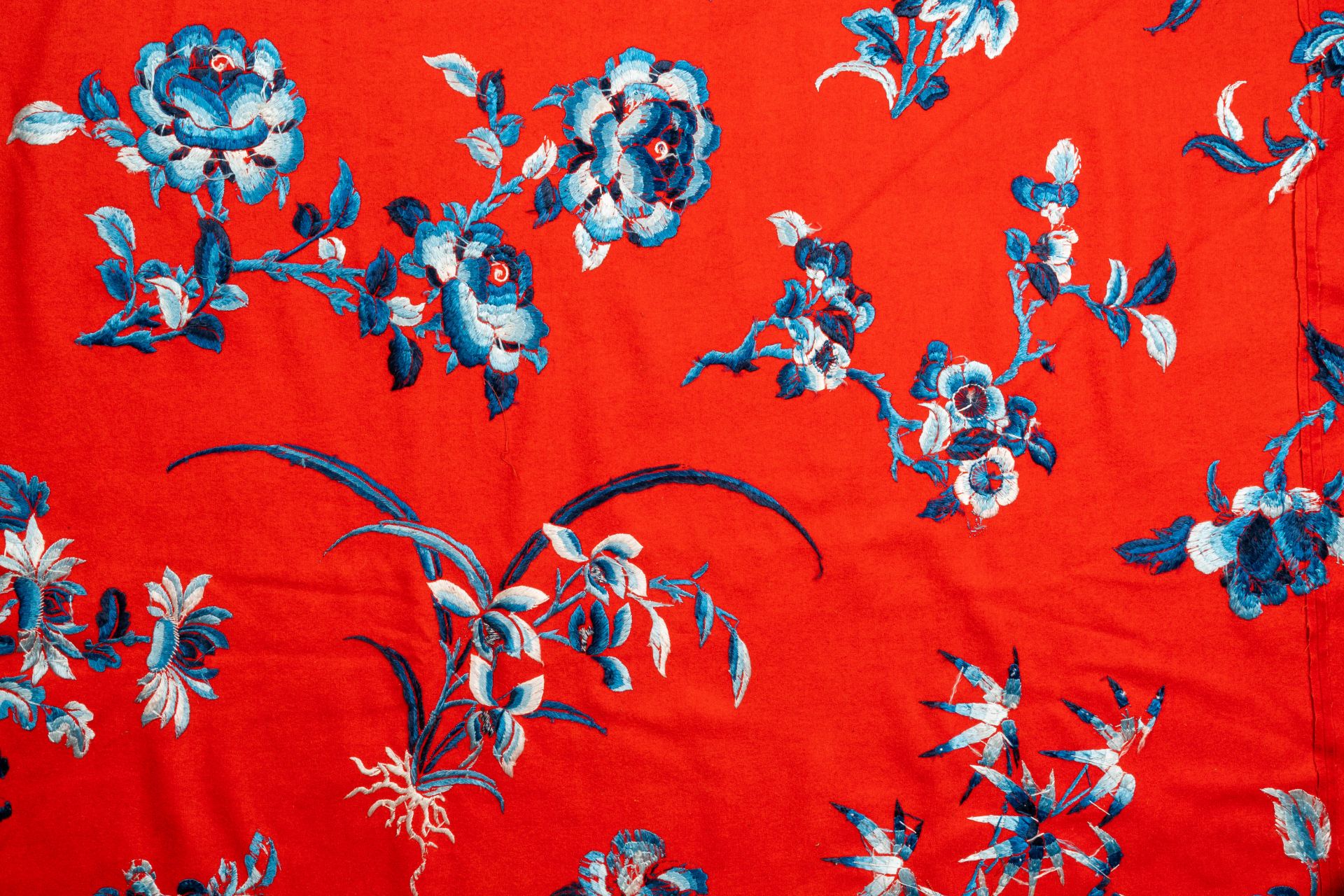 An exceptional Chinese red felt-ground silk embroidery of blue & white flowers & peaches, 18/19th C. - Image 5 of 9