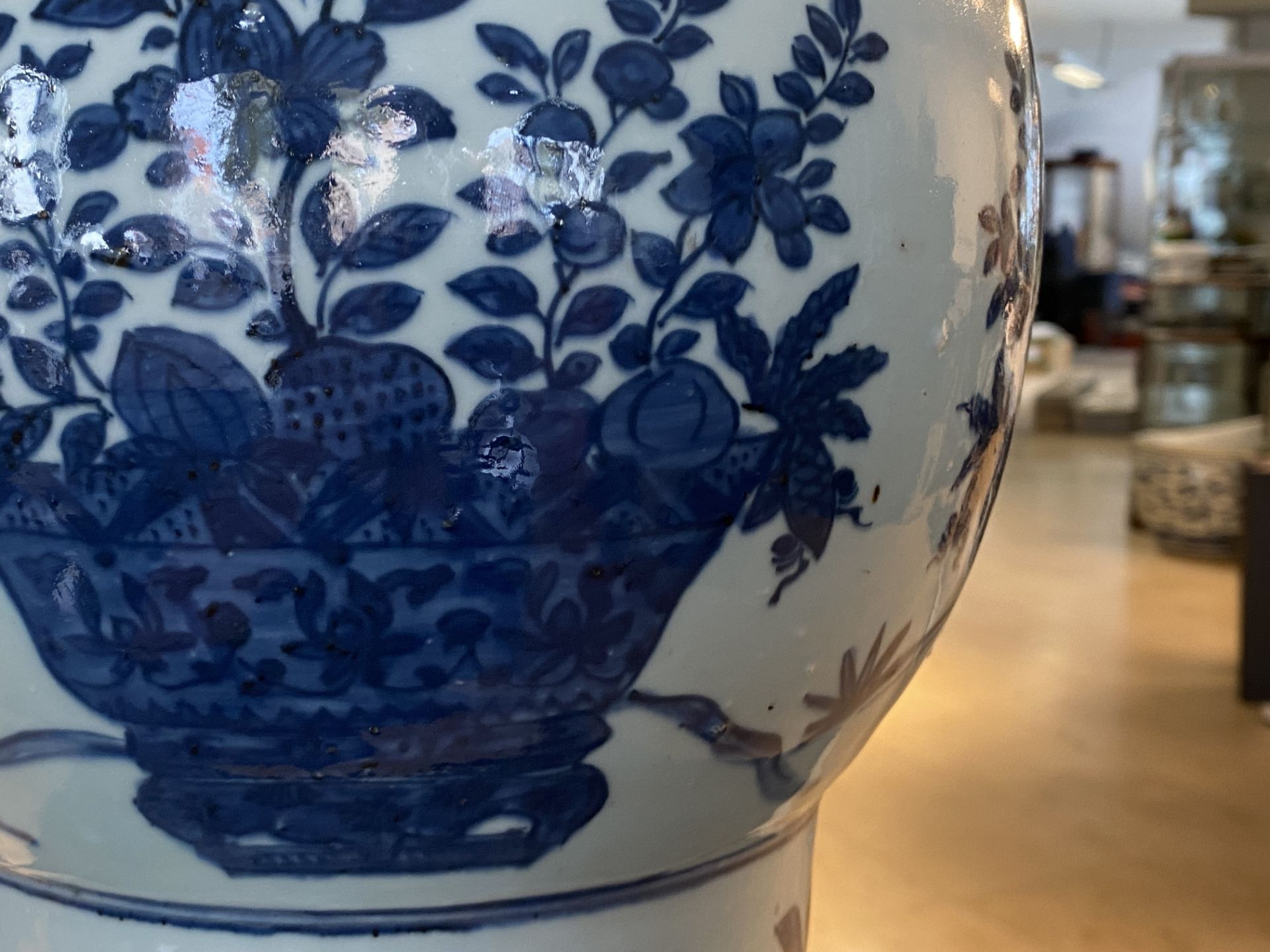 A large imperial Chinese blue and white 'zun' vase, Wanli mark and of the period - Image 25 of 48