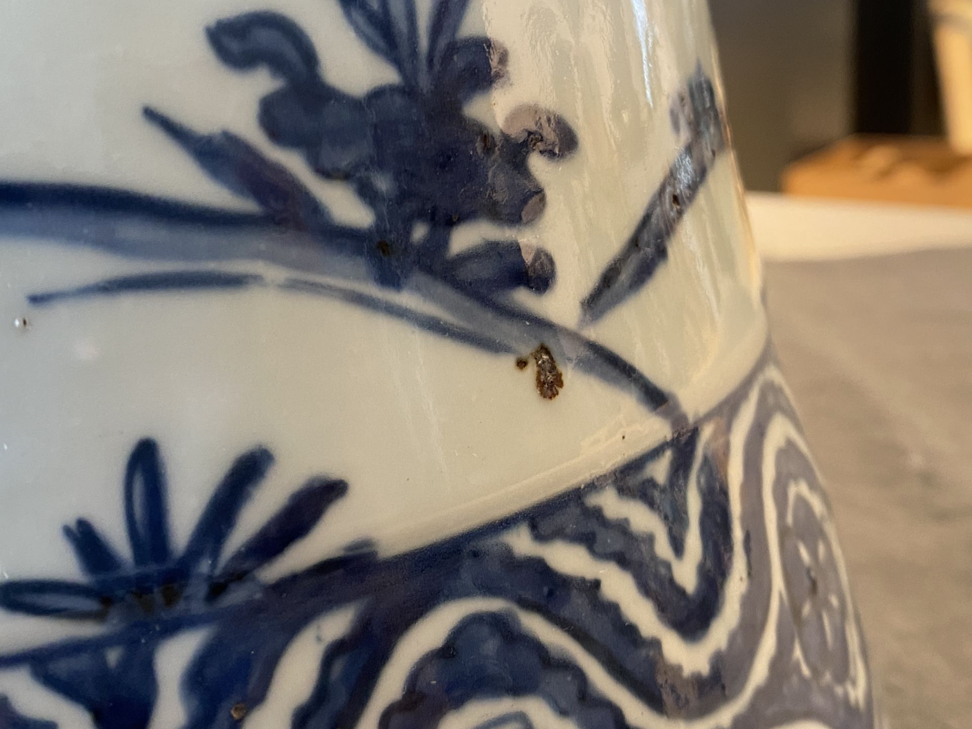 A large imperial Chinese blue and white 'zun' vase, Wanli mark and of the period - Image 24 of 48