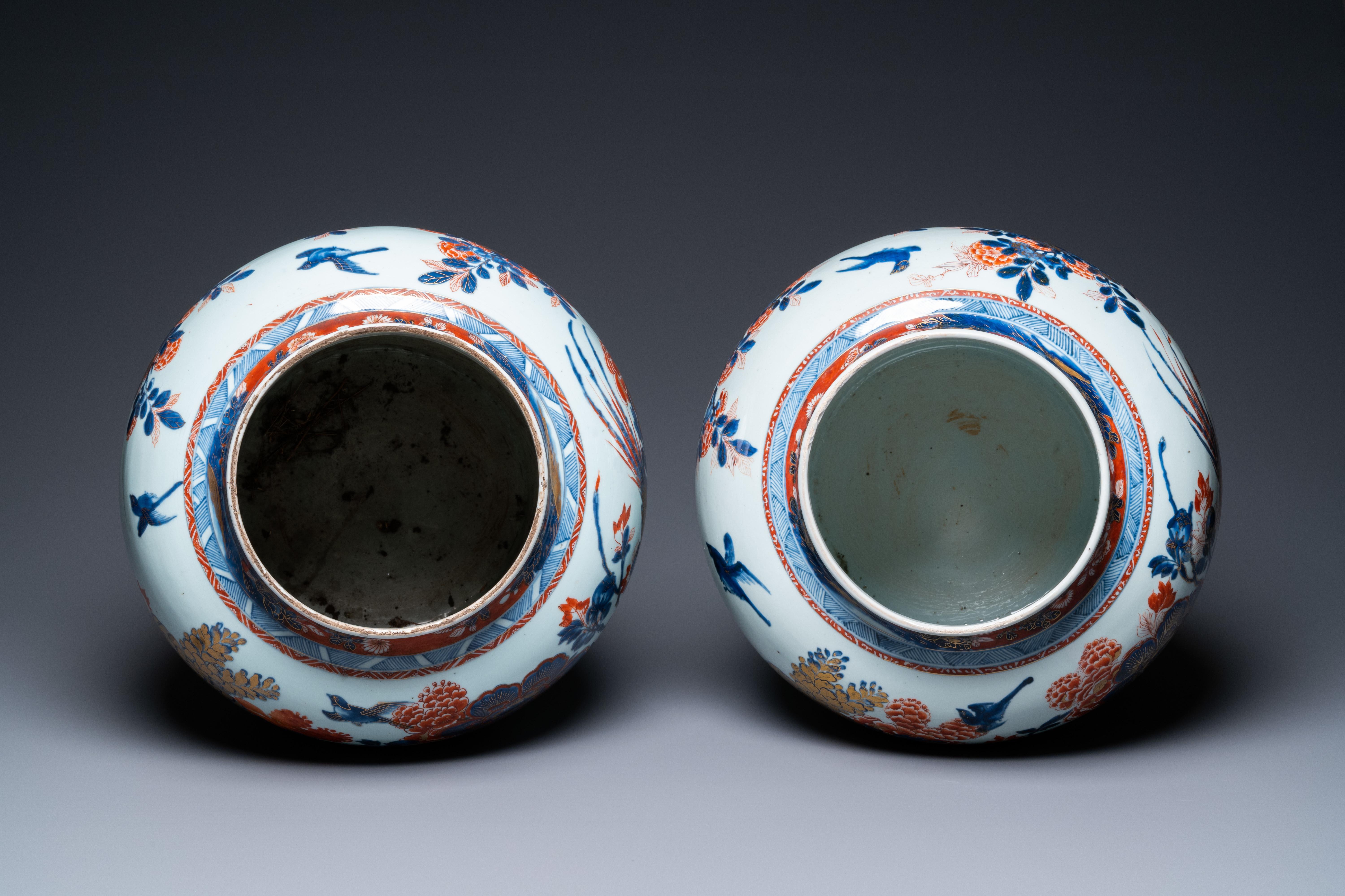 A pair of large Chinese gilded Imari-style vases and covers, Kangxi - Image 6 of 8