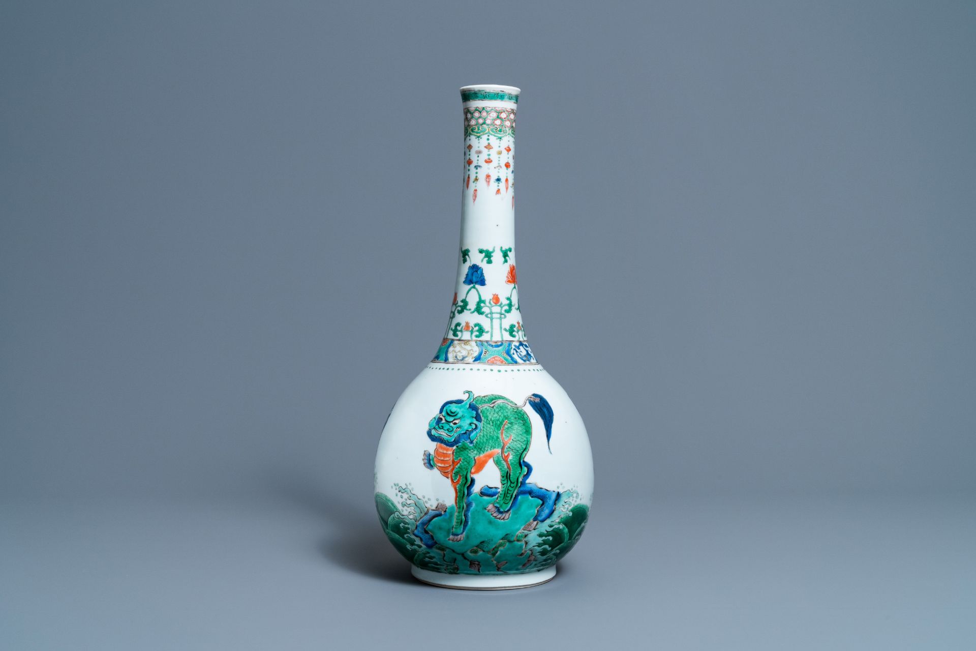 A large Chinese famille verte bottle vase with mythical beasts, Kangxi - Image 2 of 5