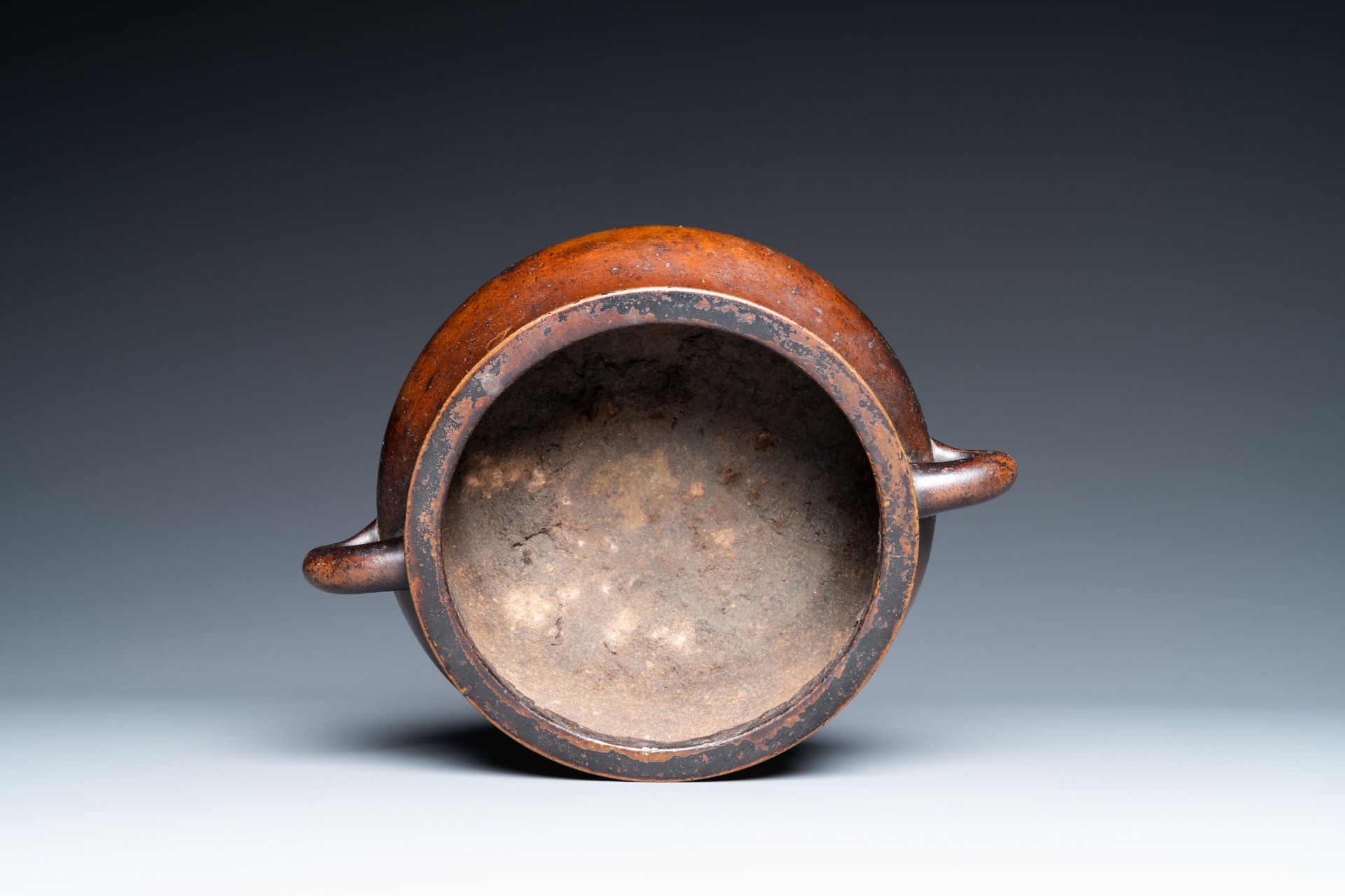 A Chinese bronze censer, Xuande mark, Kangxi - Image 6 of 7