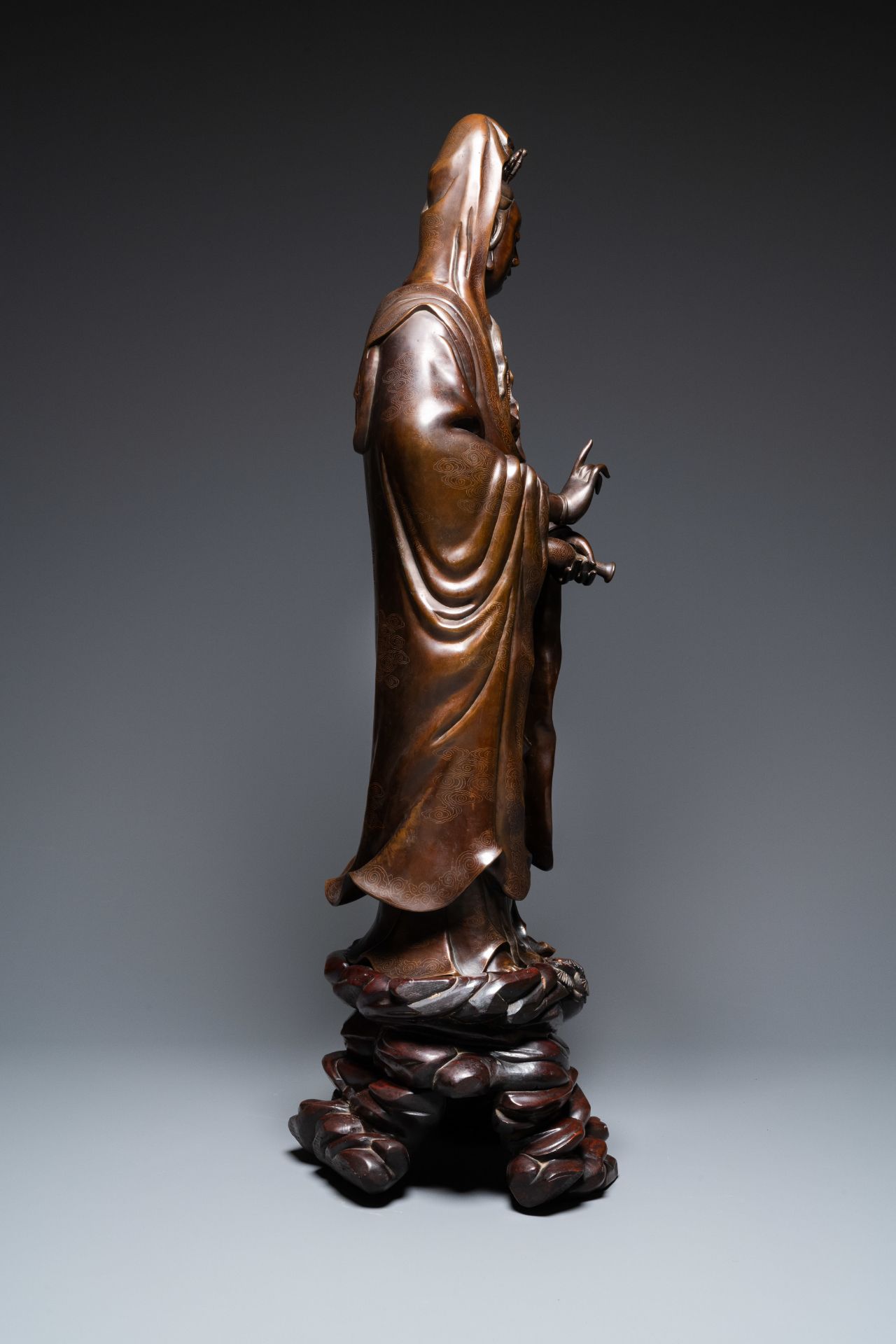 An exceptionally large Chinese silver-inlaid bronze figure of Guanyin, Yutang Shi Sou mark, Qing - Image 3 of 8