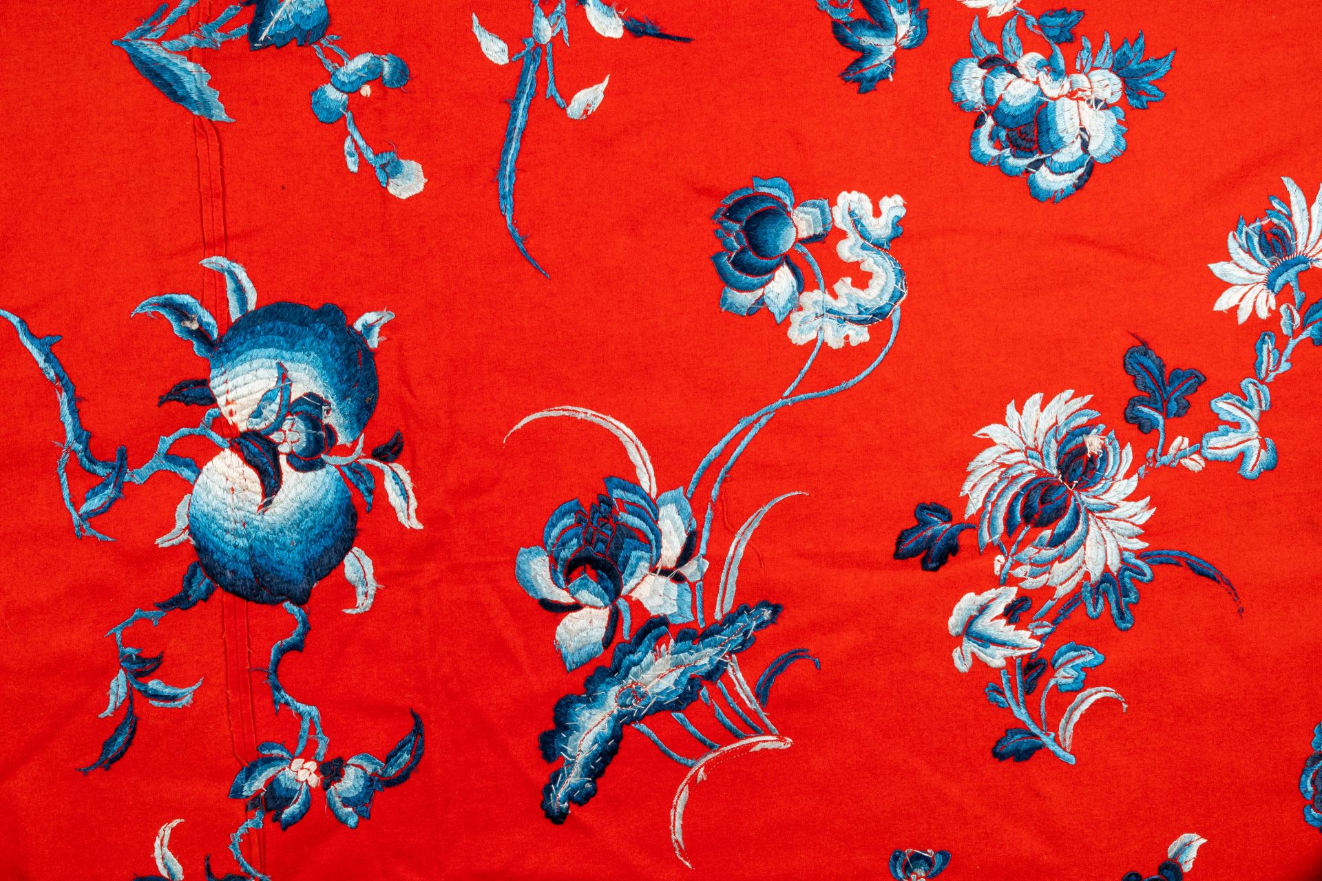 An exceptional Chinese red felt-ground silk embroidery of blue & white flowers & peaches, 18/19th C. - Image 4 of 9