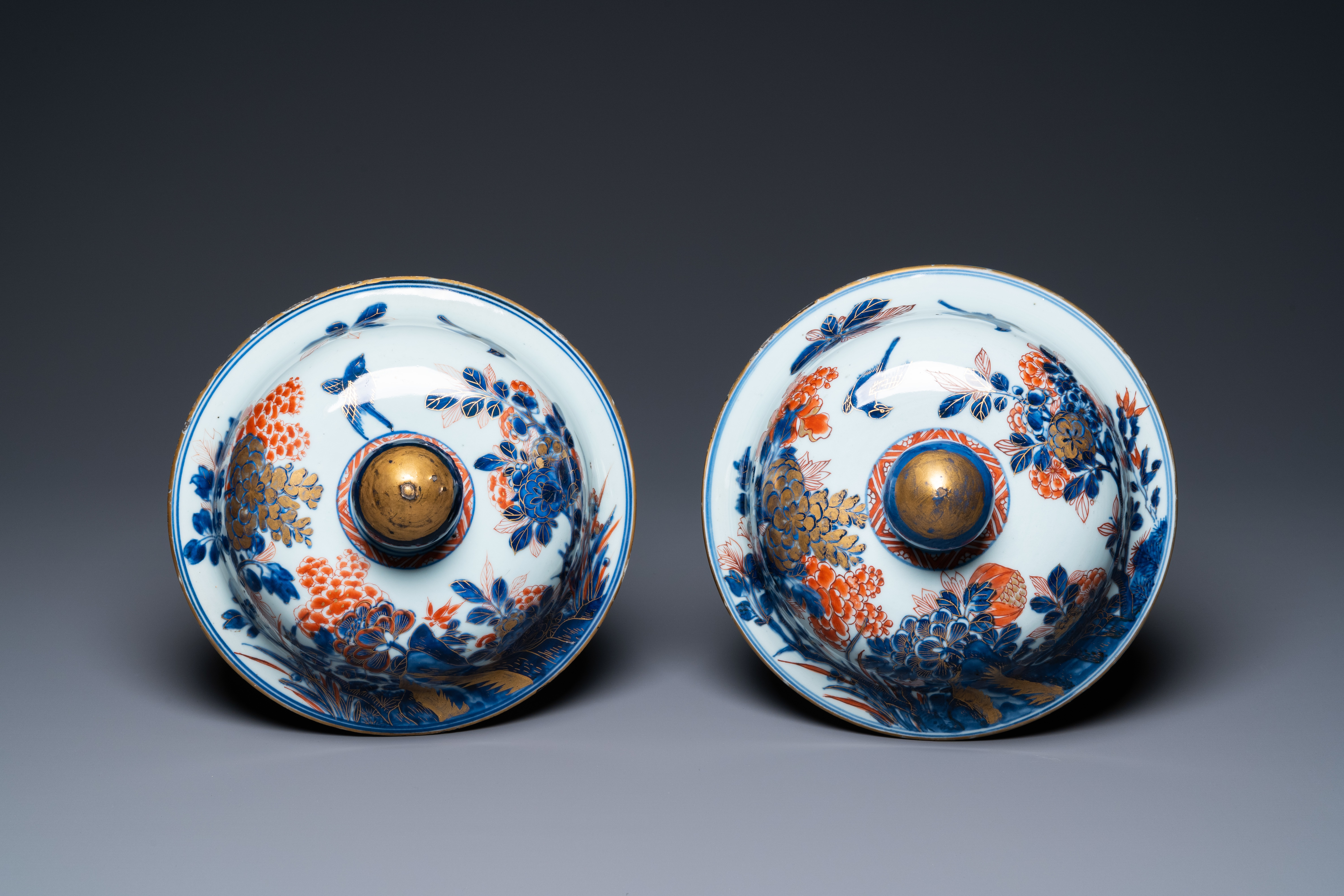 A pair of large Chinese gilded Imari-style vases and covers, Kangxi - Image 7 of 8