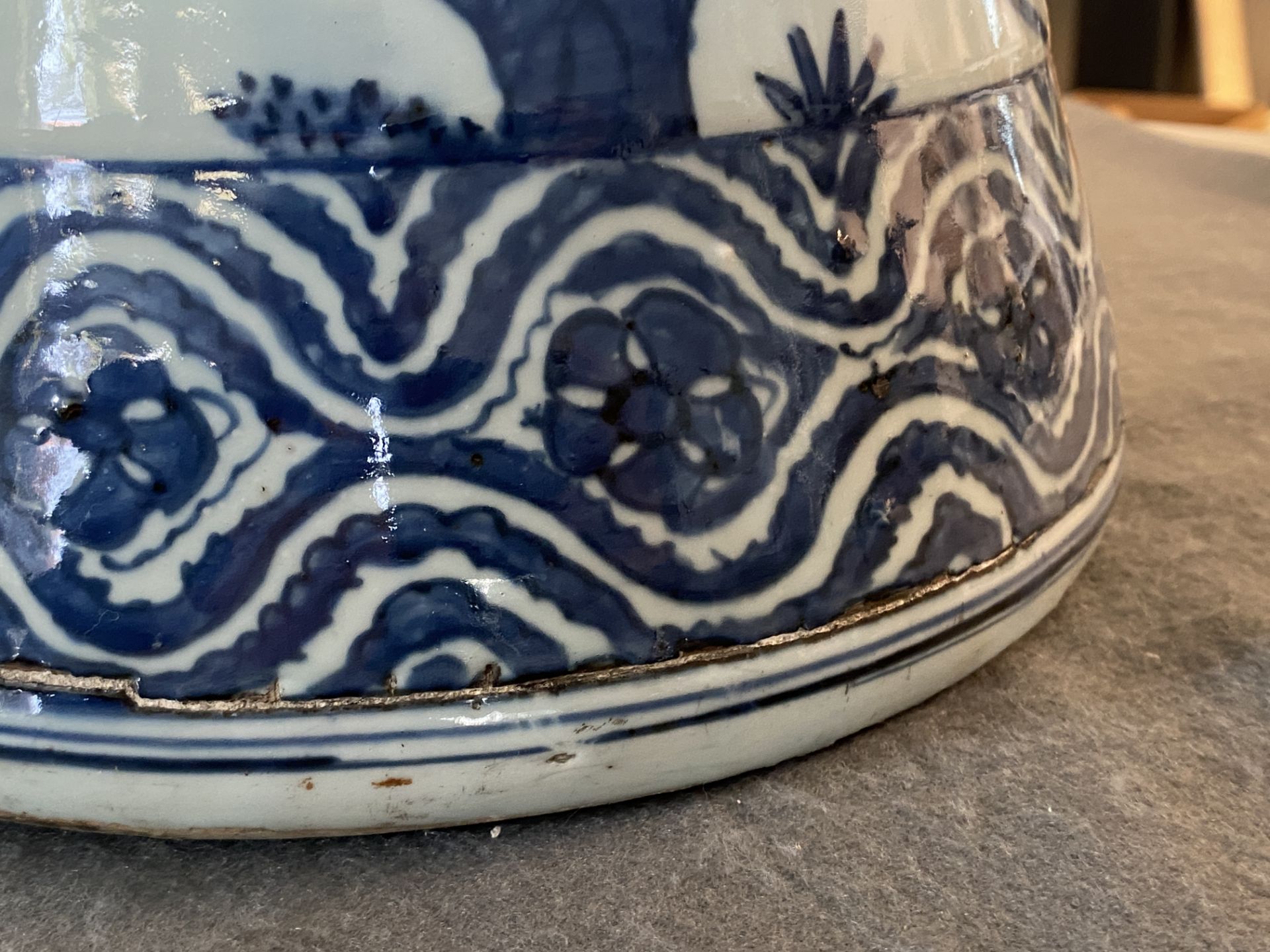 A large imperial Chinese blue and white 'zun' vase, Wanli mark and of the period - Image 32 of 48