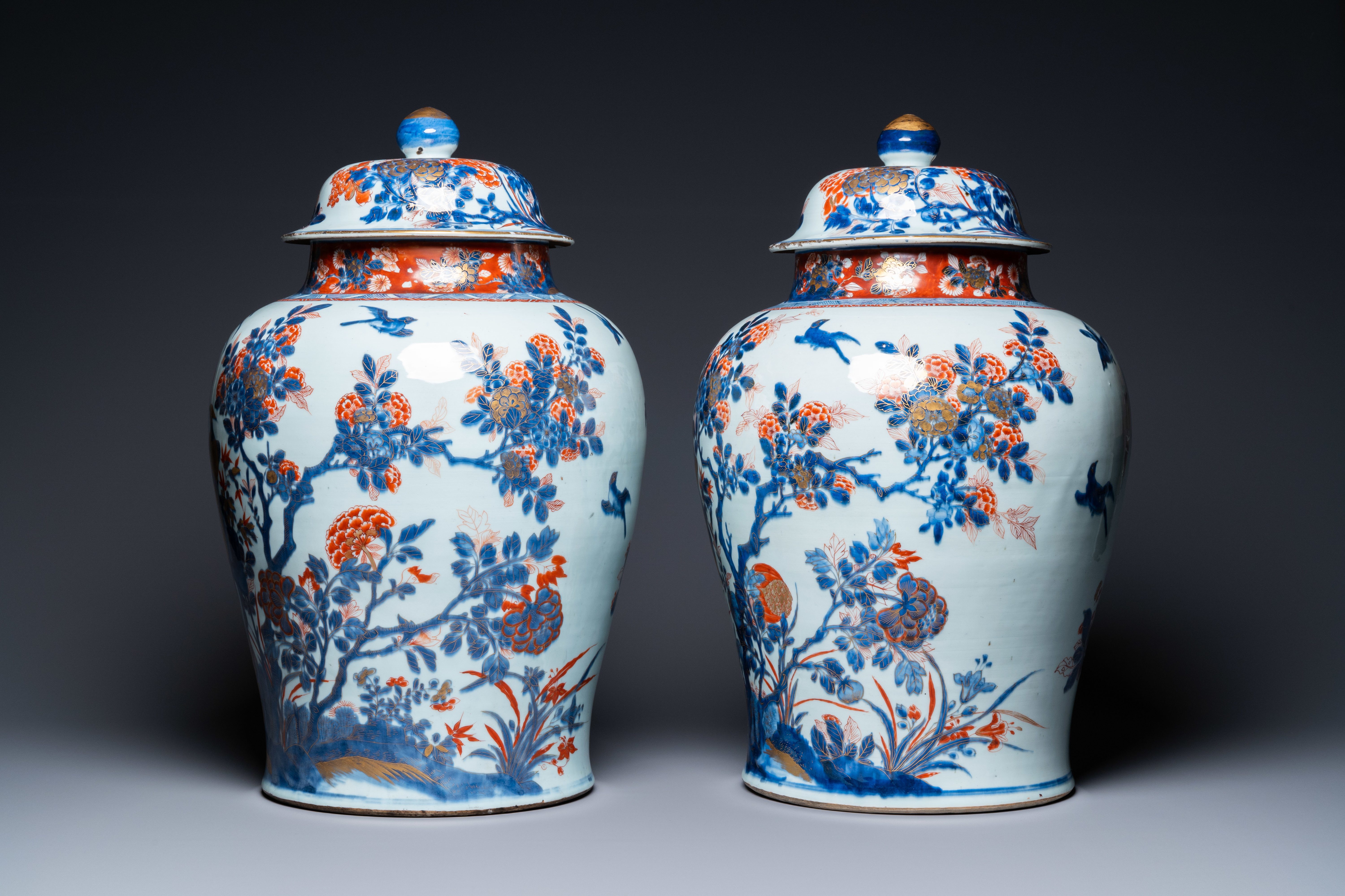 A pair of large Chinese gilded Imari-style vases and covers, Kangxi - Image 4 of 8
