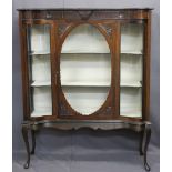 EDWARDIAN MAHOGANY DISPLAY CABINET with serpentine glass front panels flanking a cameo framed door
