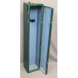 PAINTED METAL LOCKING GUN CABINET WITH KEYS, 127cms H, 26cms W, 21cms D