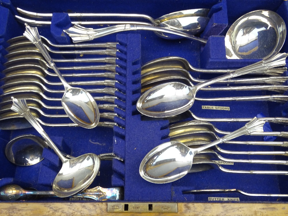 CANTEEN OF ALL-METAL CUTLERY, fine little used eighty pieces of heavy quality cutlery and all having - Bild 2 aus 3