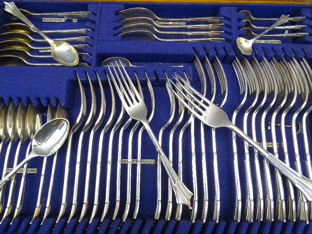 CANTEEN OF ALL-METAL CUTLERY, fine little used eighty pieces of heavy quality cutlery and all having - Bild 3 aus 3