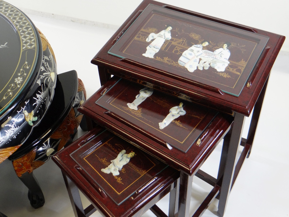 TWO SETS OF MODERN CHINESE LACQUER OCCASIONAL TABLES, with inlaid figure decoration, including a - Image 4 of 5