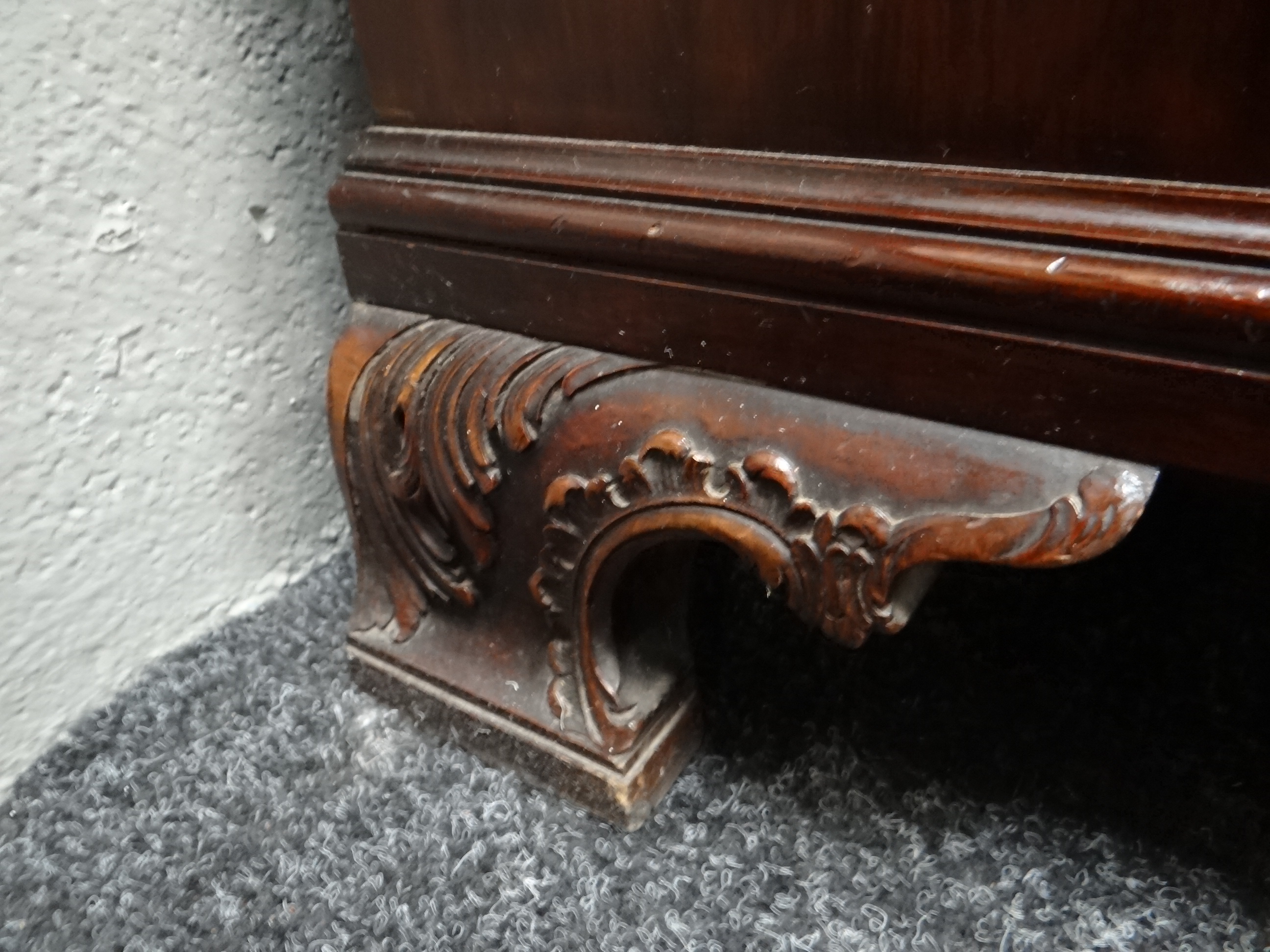 FINE WARING & GILLOW MAHOGANY BREAKFRONT BOOKCASE, foliate carved cavetto cornice above astragal - Image 18 of 31