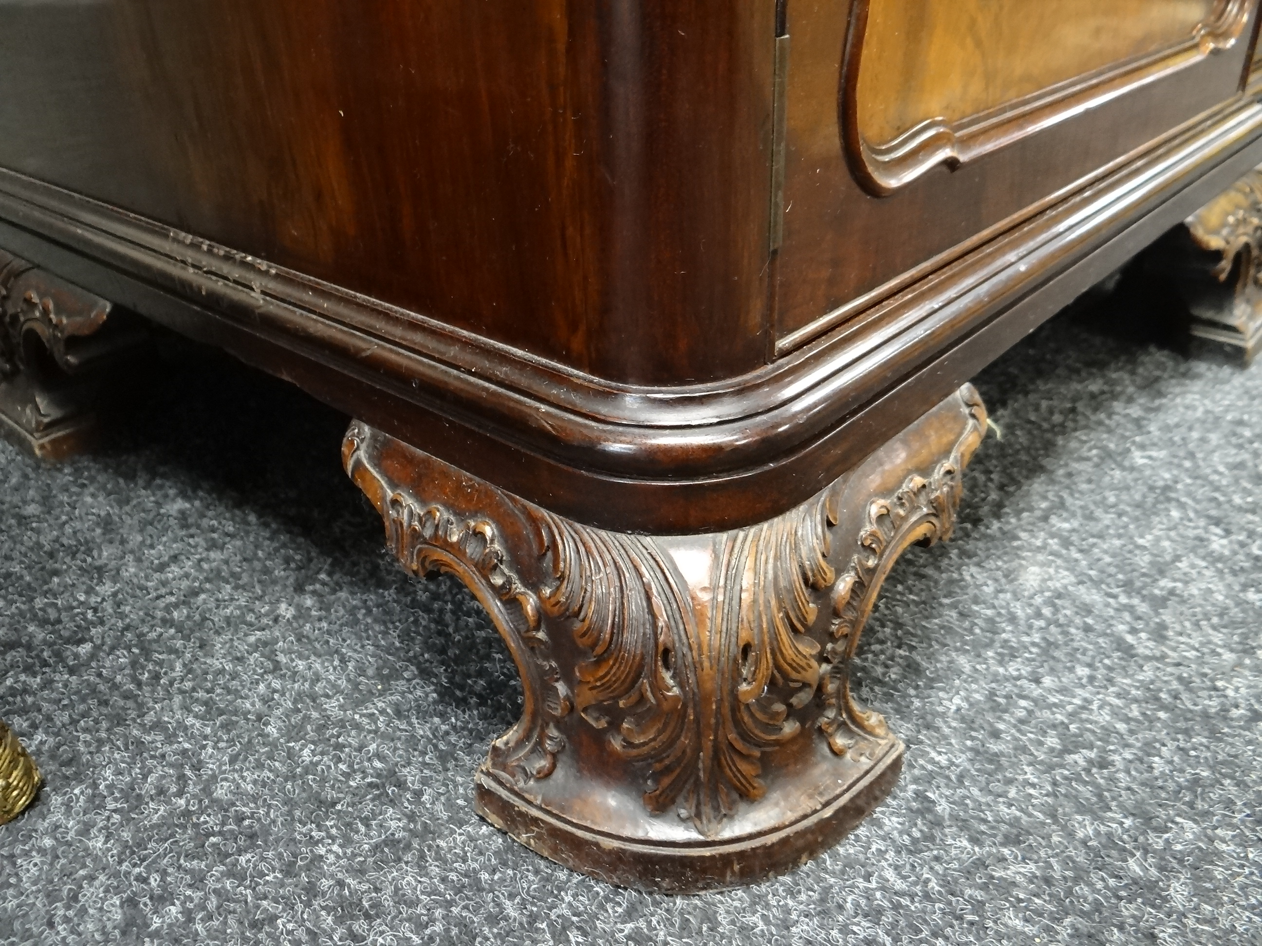 FINE WARING & GILLOW MAHOGANY BREAKFRONT BOOKCASE, foliate carved cavetto cornice above astragal - Image 19 of 31