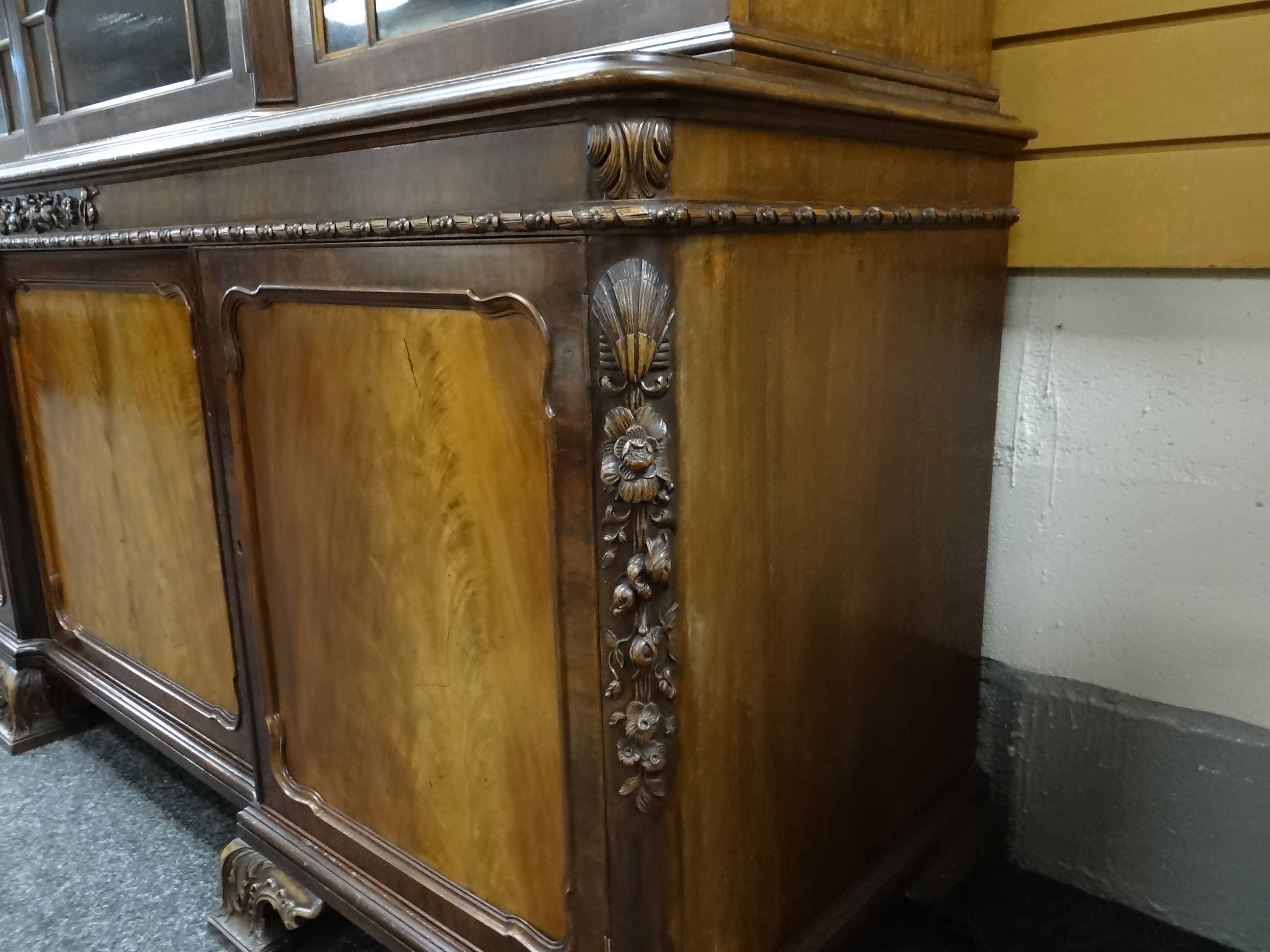 FINE WARING & GILLOW MAHOGANY BREAKFRONT BOOKCASE, foliate carved cavetto cornice above astragal - Image 12 of 31