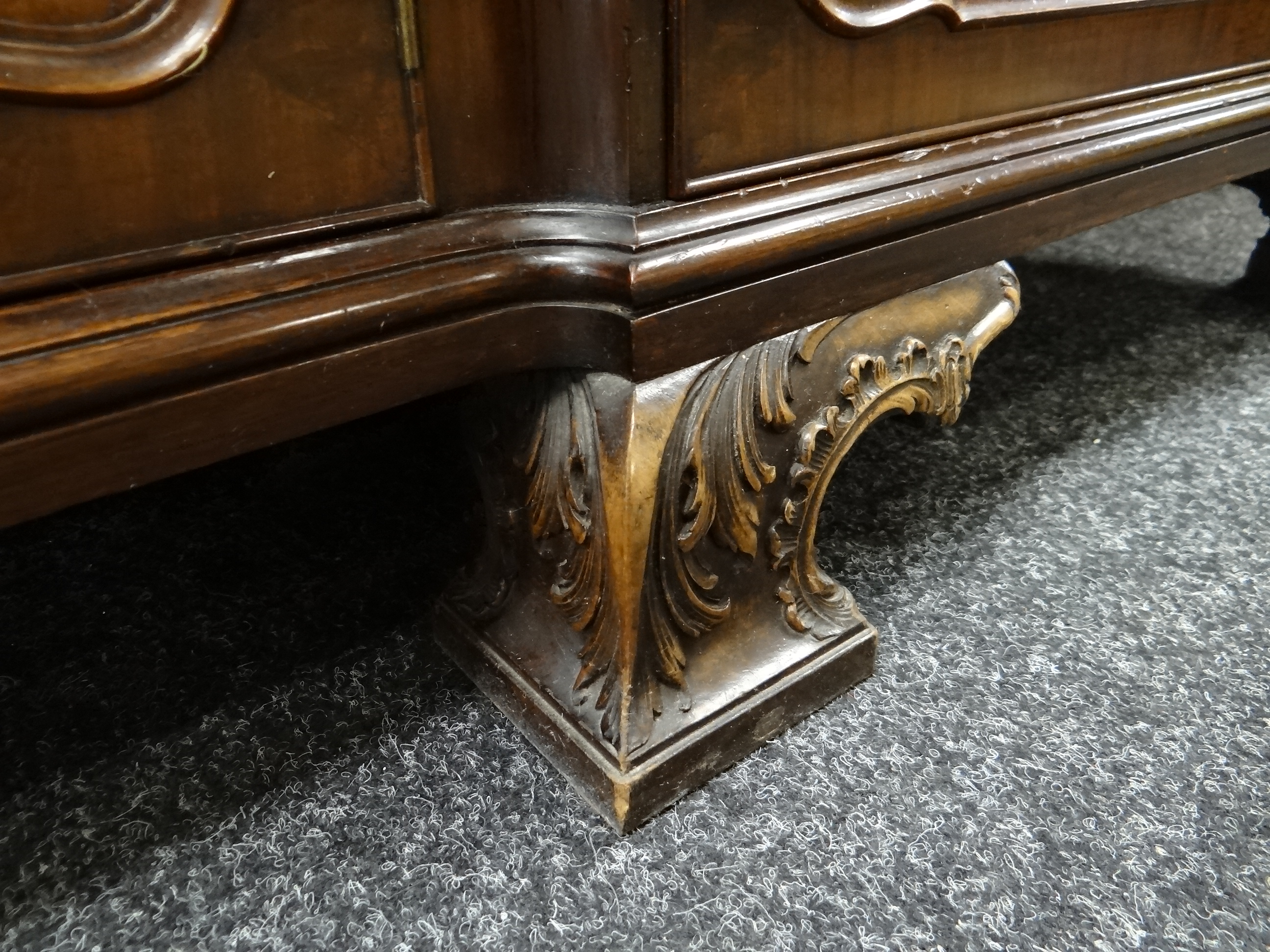 FINE WARING & GILLOW MAHOGANY BREAKFRONT BOOKCASE, foliate carved cavetto cornice above astragal - Image 15 of 31