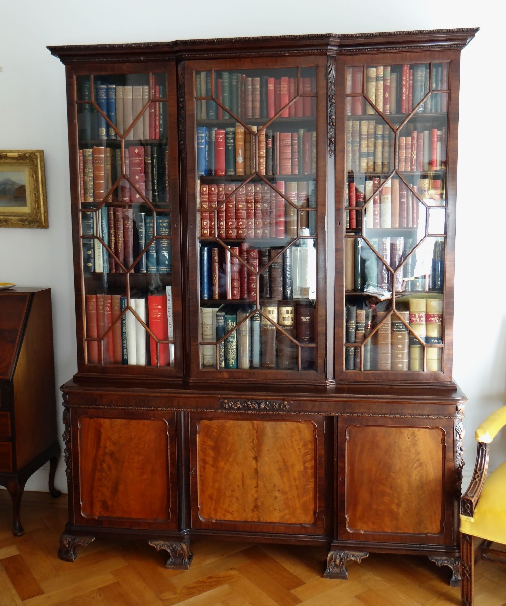 FINE WARING & GILLOW MAHOGANY BREAKFRONT BOOKCASE, foliate carved cavetto cornice above astragal - Image 6 of 31