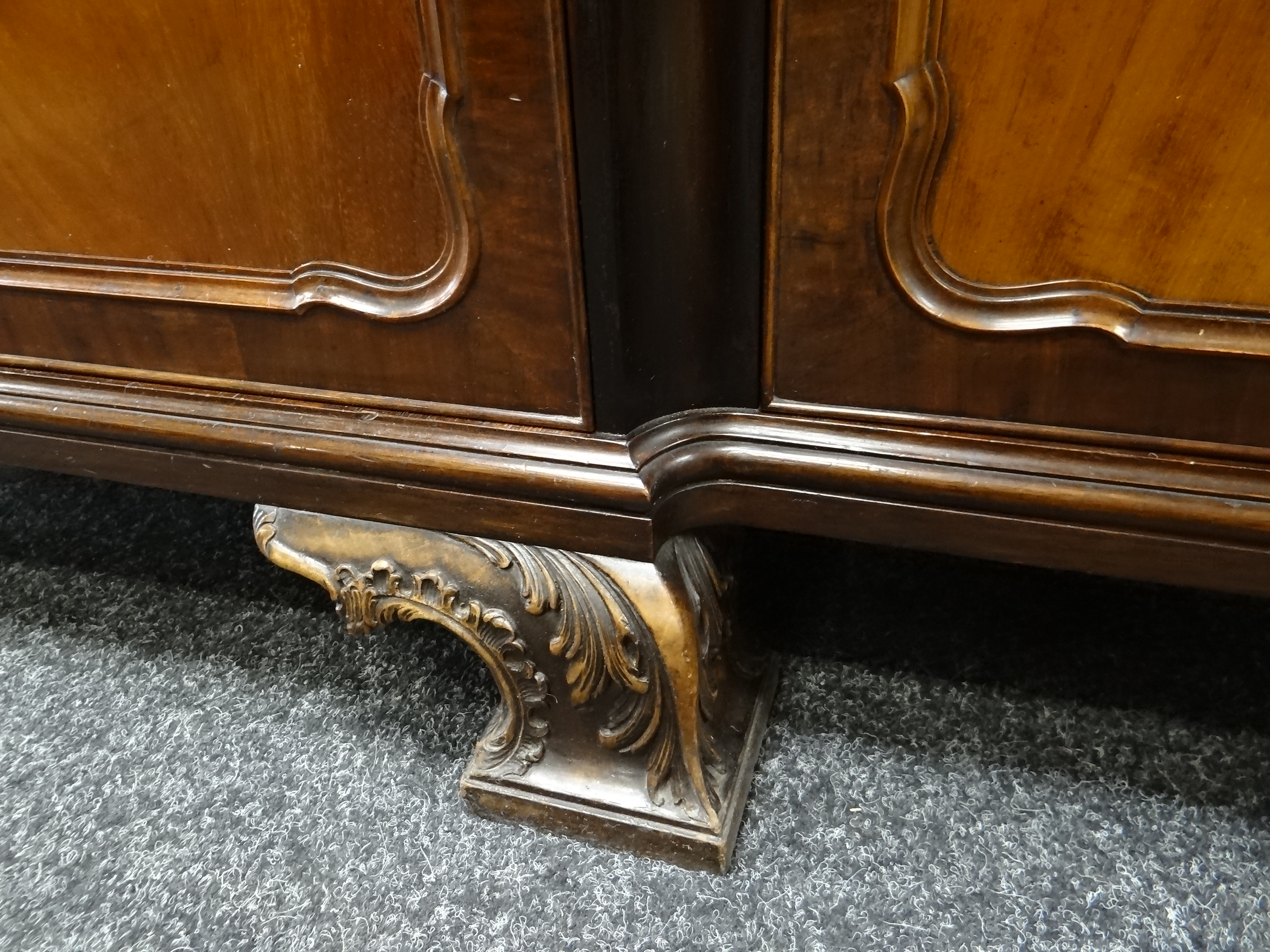 FINE WARING & GILLOW MAHOGANY BREAKFRONT BOOKCASE, foliate carved cavetto cornice above astragal - Image 16 of 31